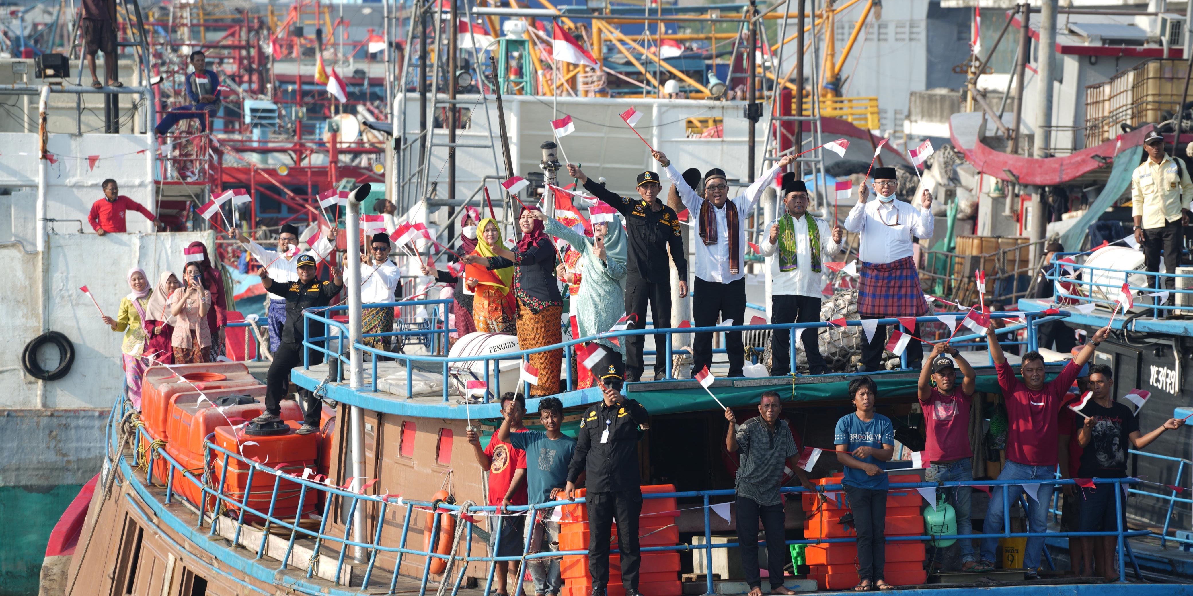 80 Kapal Perikanan Upacara HUT RI di Pelabuhan Muara Baru
