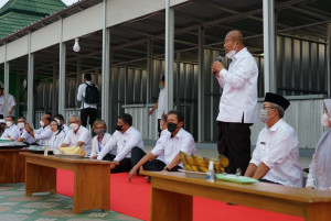 Buka Puasa Bersama dengan Nelayan dan Anak Yatim, Menteri Trenggono Serahkan 300 Paket Sembako
