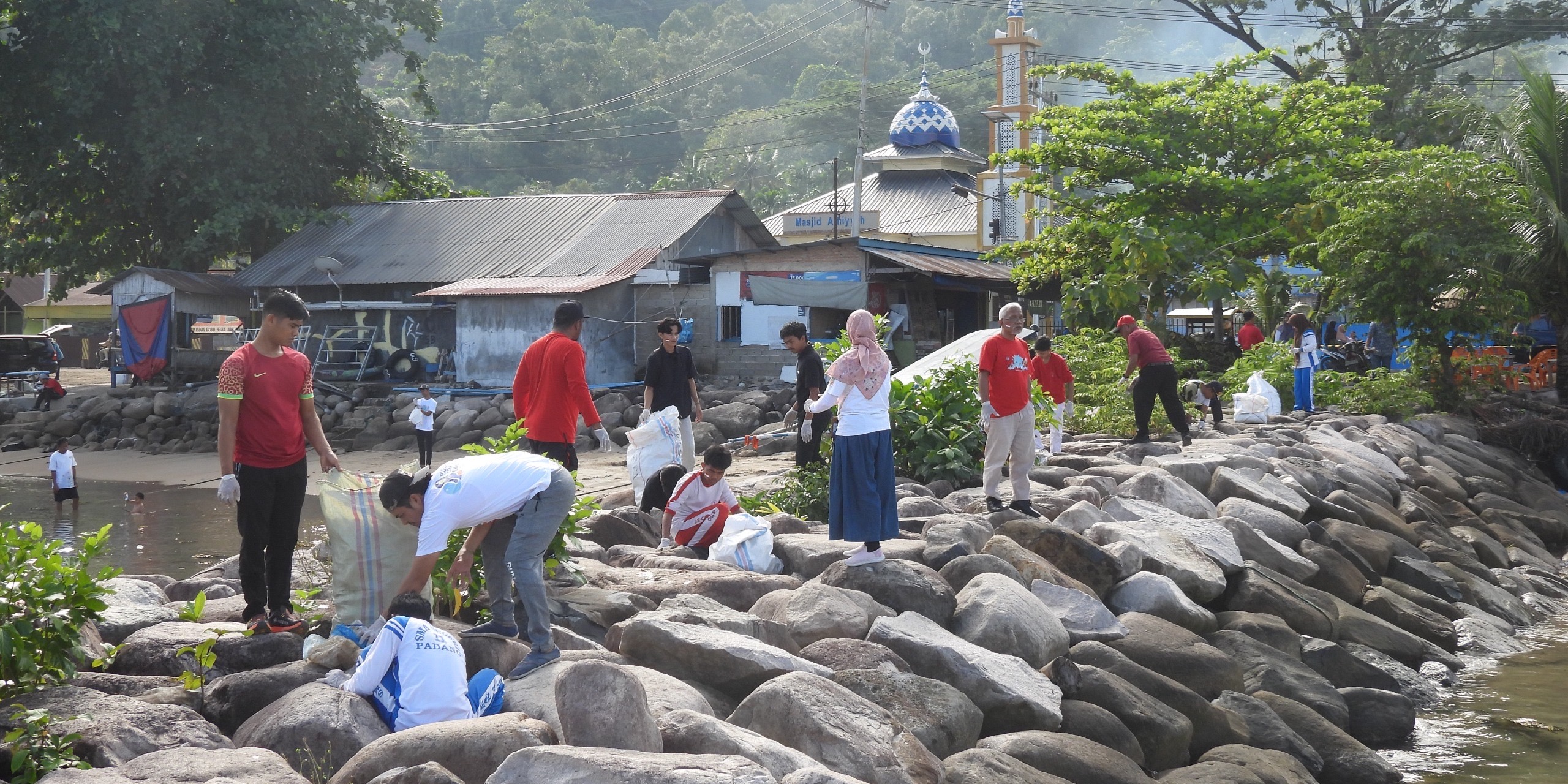 Gerakan Laut Sehat Bebas Sampah, KKP Bersihkan 230 Kg Sampah di Pesisir Padang