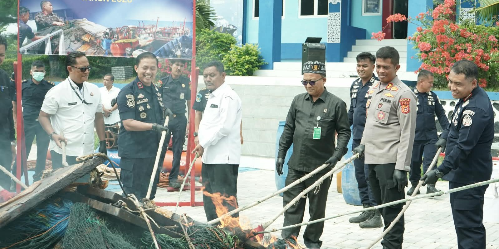 KKP Musnahkan Satu Ton Pakan, Obat Ikan dan Alat Tangkap Ilegal di Banda Aceh