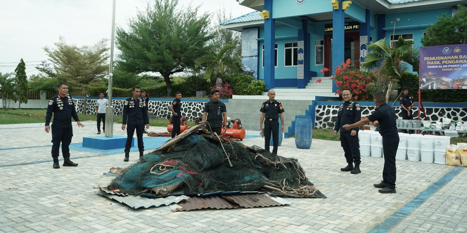 KKP Musnahkan Satu Ton Pakan, Obat Ikan dan Alat Tangkap Ilegal di Banda Aceh