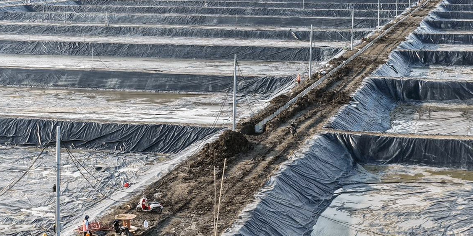 Pemasangan Tiang Listrik Pada Petakan Kolam ukuran 4000 meter persegi BINS Karawang Per 7 November 2025