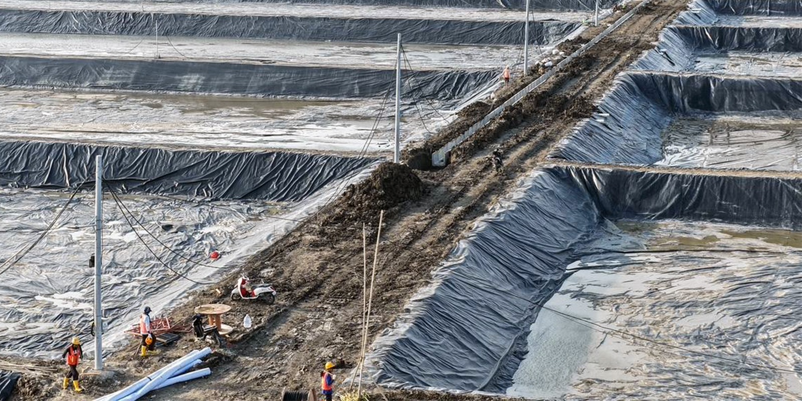 Pemasangan Tiang Listrik Pada Petakan Kolam ukuran 4000 meter persegi BINS Karawang Per 7 November 2025