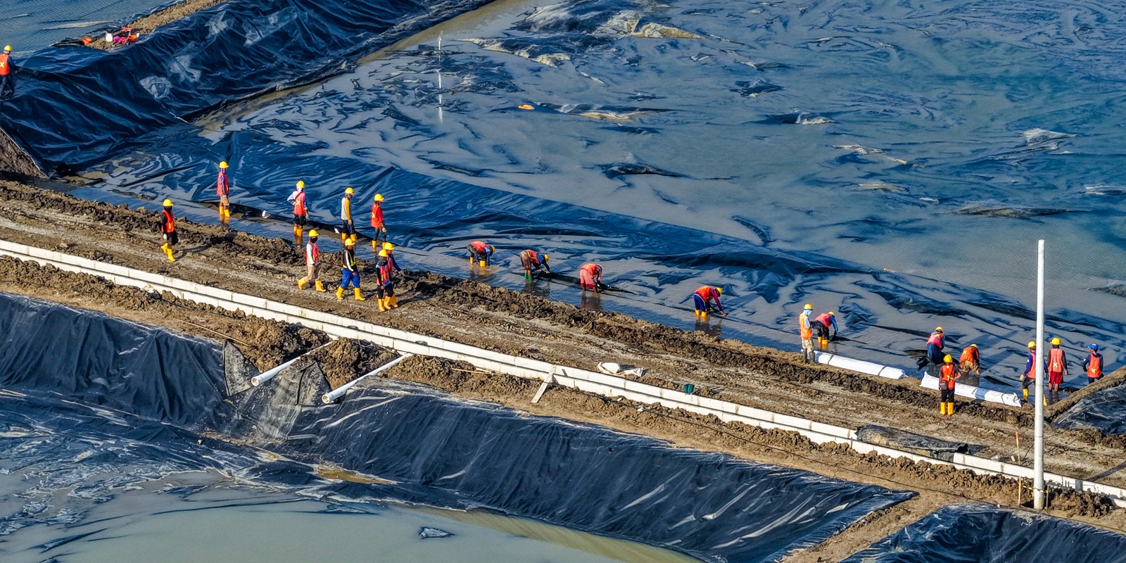 Progres Pemasangan Geomembran Kolam ukuran 4000 meter persegi BINS Karawang Per  31 Oktober 2025