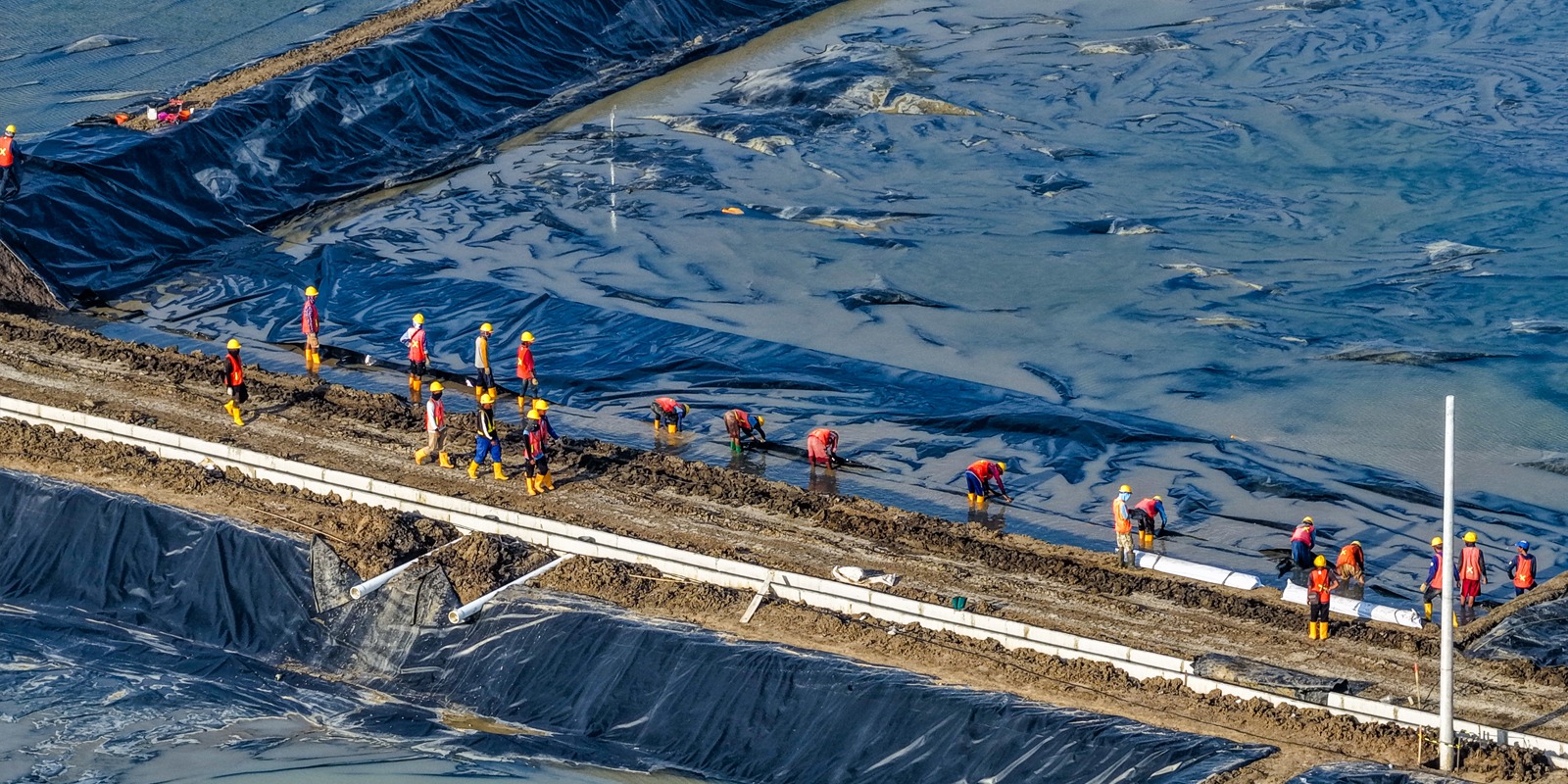 Progres Pemasangan Geomembran Kolam ukuran 4000 meter persegi BINS Karawang Per 31 Oktober 2025