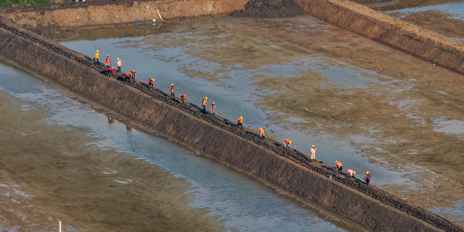 Progres Pemasangan Penguncian Geomembran Kolam ukuran 4000 meter persegi BINS Karawang Per  31 Oktober 2025