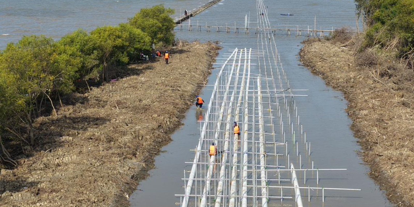 Progres Pemasangan Tiang Penyangga Pipa Intake Air Laut BINS Karawang Per 15 Oktober 2025