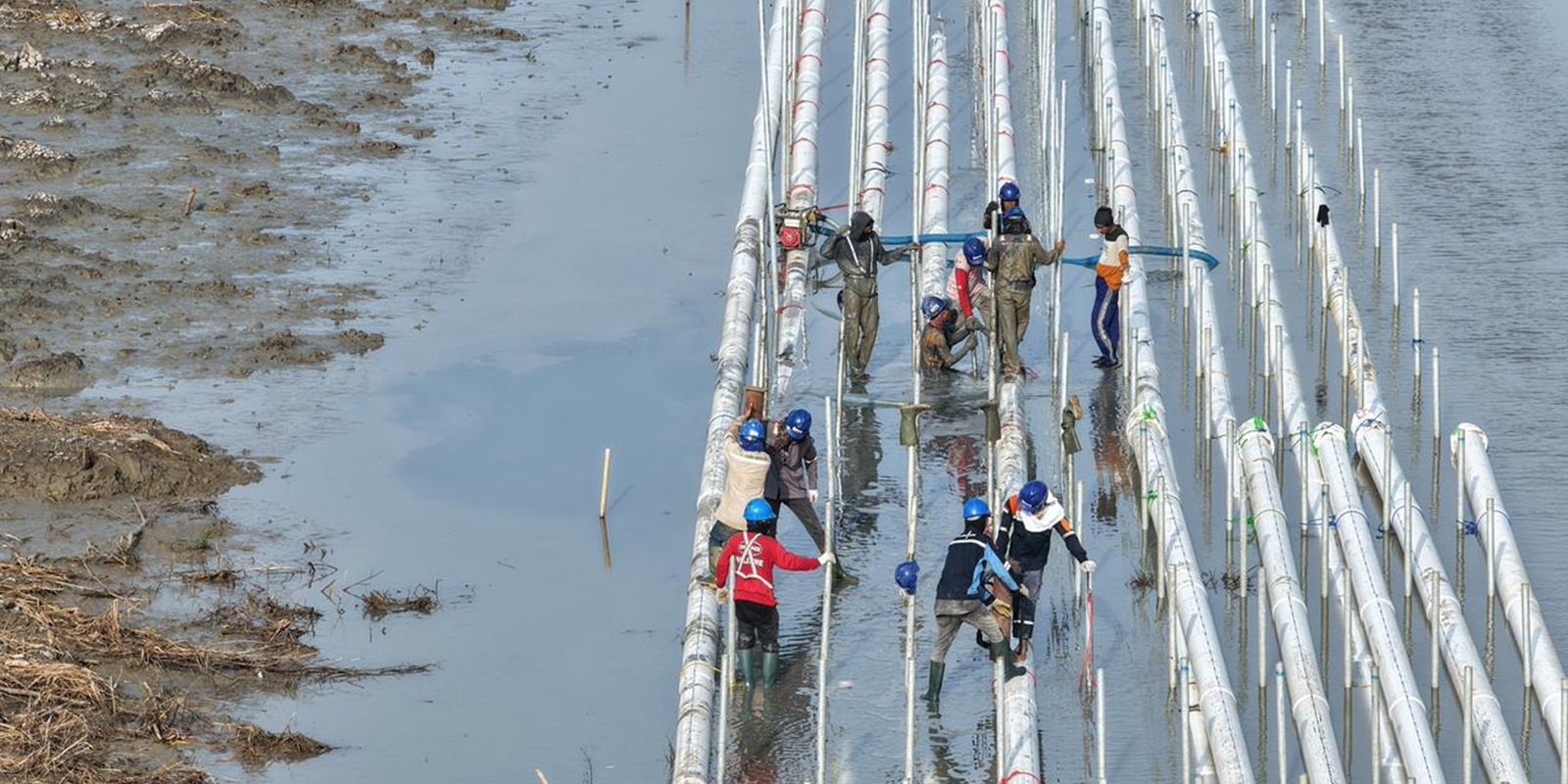 Progres Pemasangan Tiang Penyangga Pipa Intake Air Laut BINS Karawang Per 21 Oktober 2025
