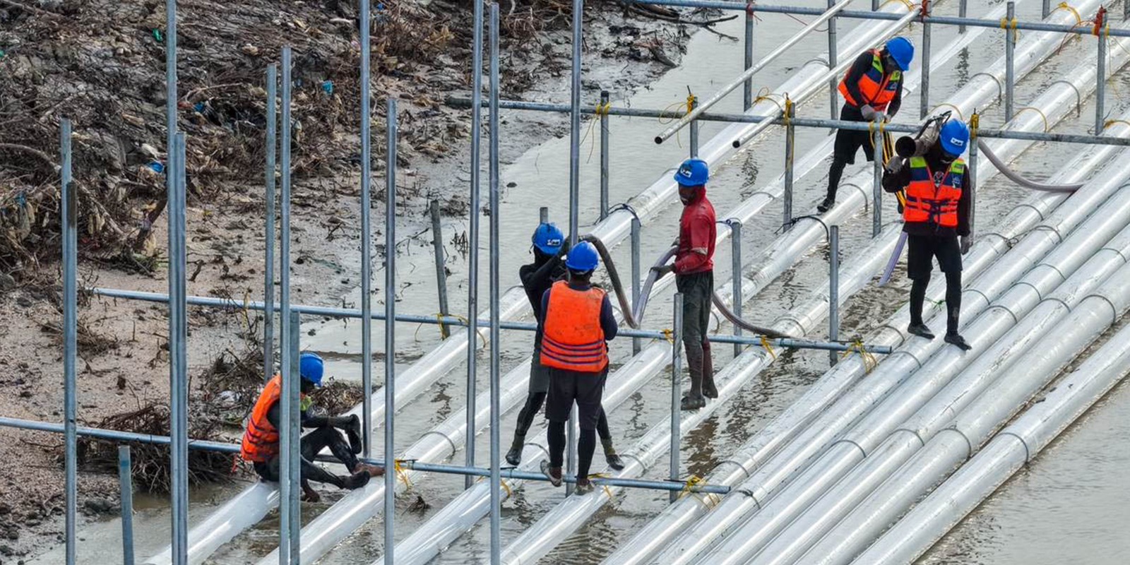 Progres Pemasangan Tiang Penyangga Pipa Intake Air Laut BINS Karawang Per 7 Oktober 2025