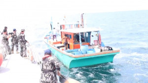 Sempat Jatuhkan Barang Bukti ke Laut, Kapal Illegal Fishing Asal Malaysia dan Filipina Diamankan KKP