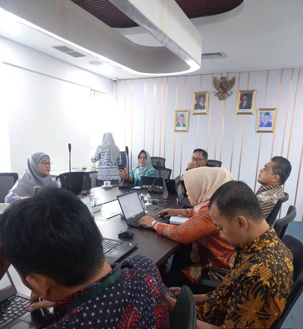 Sekretaris Itjen didampingi oleh Timja HOK dan Katimja Program dan Evaluasimenghadiri Undangan Inspektur V pada 2 Januari 2026 di Ruang Rapat Integritas Gedung Mina Bahari II Lantai 5, terkait Pencerahan Kebijakan pengawasan Itjen KKP Tahun 2026 dan Pembahasan masukan dan saran terhadap  peraturan lingkup Inspektorat Jenderal dan Kementerian Kelautan dan Perikanan, yaitu 1) Peraturan Menteri Kelautan dan Perikanan Nomor 7 Tahun 2021 tentang Tata Kelola Pengawasan Intern di Lingkungan Kementerian Kelautan dan Perikanan; 2) Peraturan Menteri Kelautan dan Perikanan Nomor 40 Tahun 2022 tentang Pemantauan dan Evaluasi Pelaksanaan Program dan Kegiatan di Lingkungan Kementerian Kelautan dan Perikanan; dan 3) Peraturan Inspektur Jenderal Nomor 21 Tahun 2025 tentang Pedoman Teknis Pelaksanaan Tata Kelola Pengawasan Intern di Lingkungan Kementerian Kelautan dan Perikanan. Kegiatan ini dihadri oleh Auditor lingkup Inspektorat V.