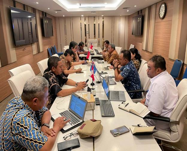 Auditor Inspektorat III melaksanakan pembahasan kontrak LAUTRA atas pengadaan barang di BPBL Ambon bersama Kepala Pusdatin dan Perwakilan dari Direktorat Rumput laut, Biro PBJ Setjen. Bertempat di Ruang Rapat Pusdatin GMB II lantai 16. 
