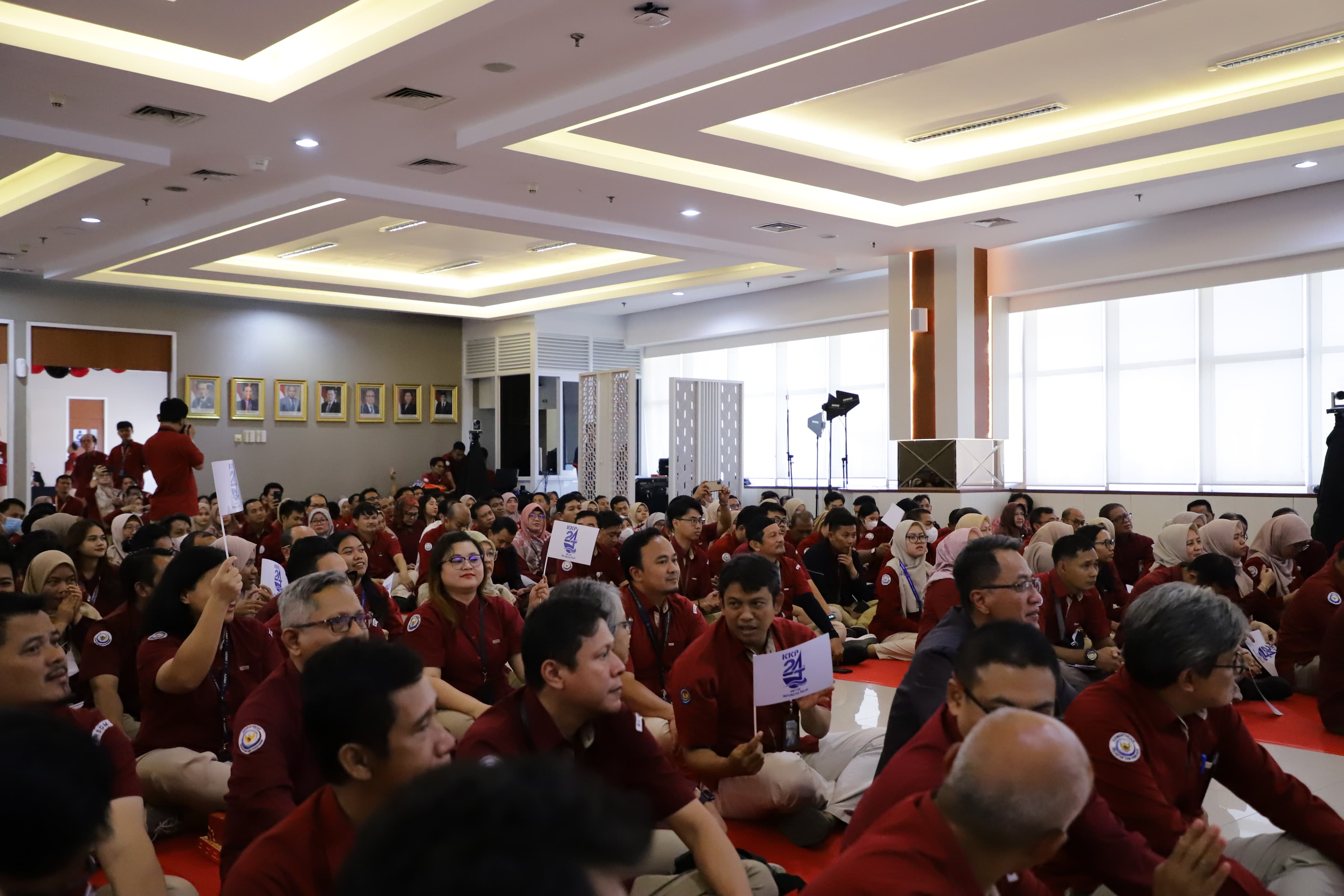 Merayakan HUT ke-24 KKP bersama para pegawai di Gedung Mina Bahari IV
