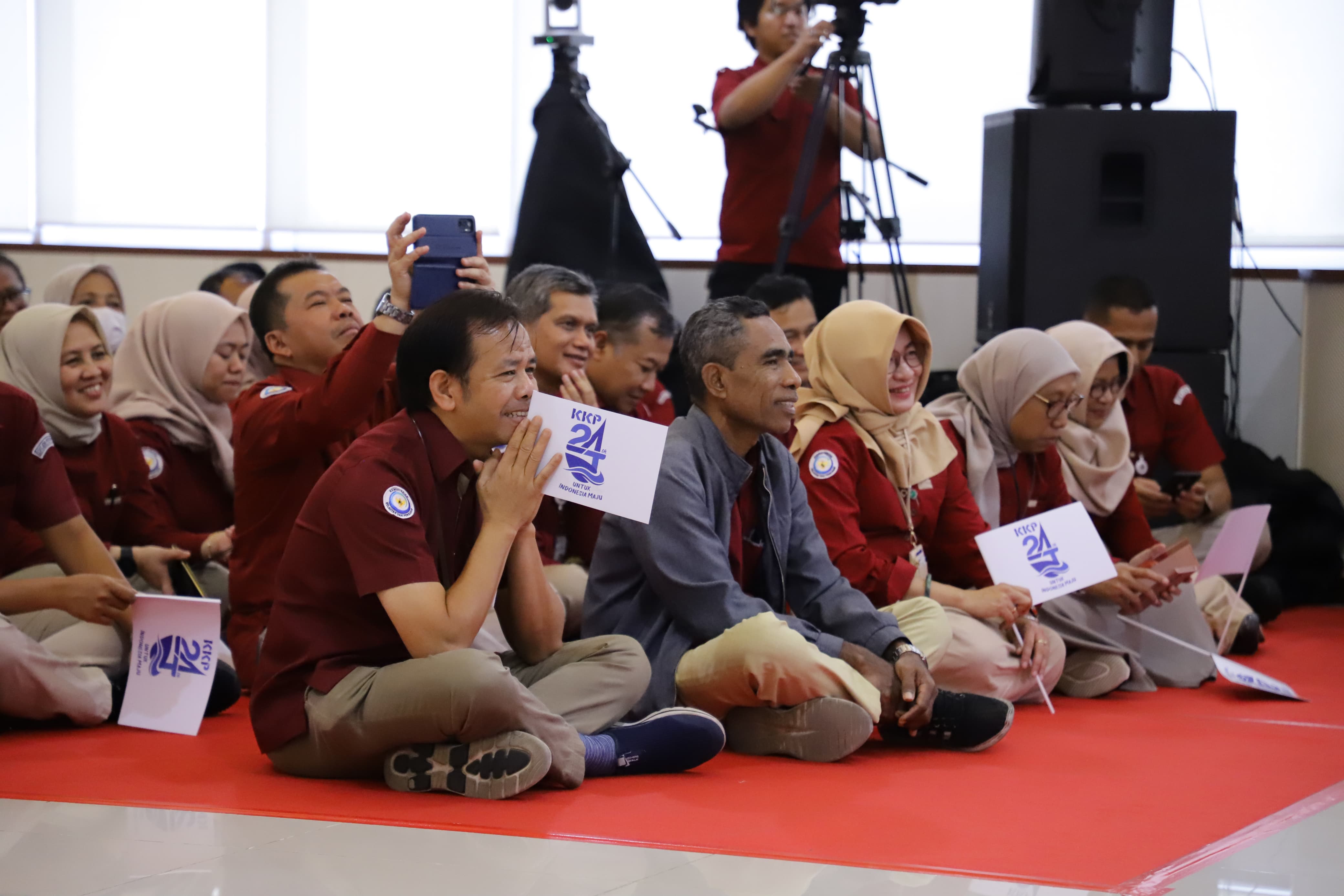 Merayakan HUT ke-24 KKP bersama para pegawai di Gedung Mina Bahari IV