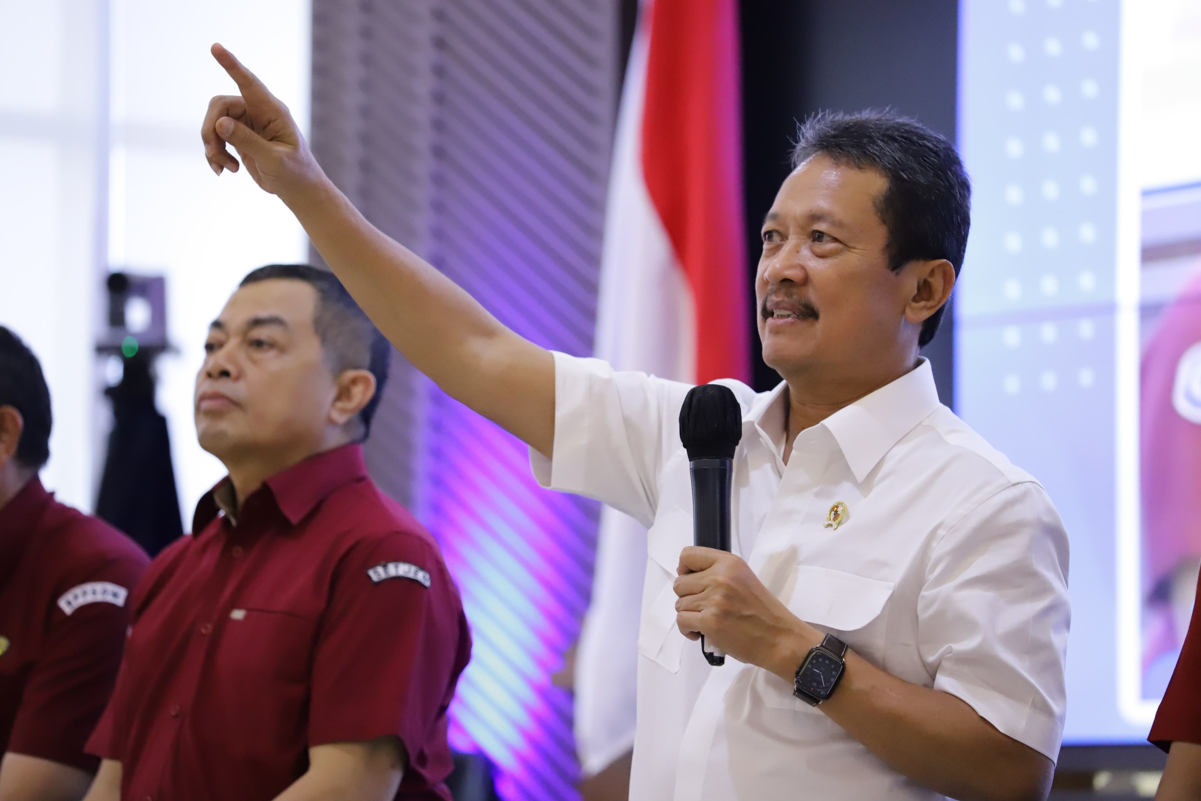 Merayakan HUT ke-24 KKP bersama para pegawai di Gedung Mina Bahari IV