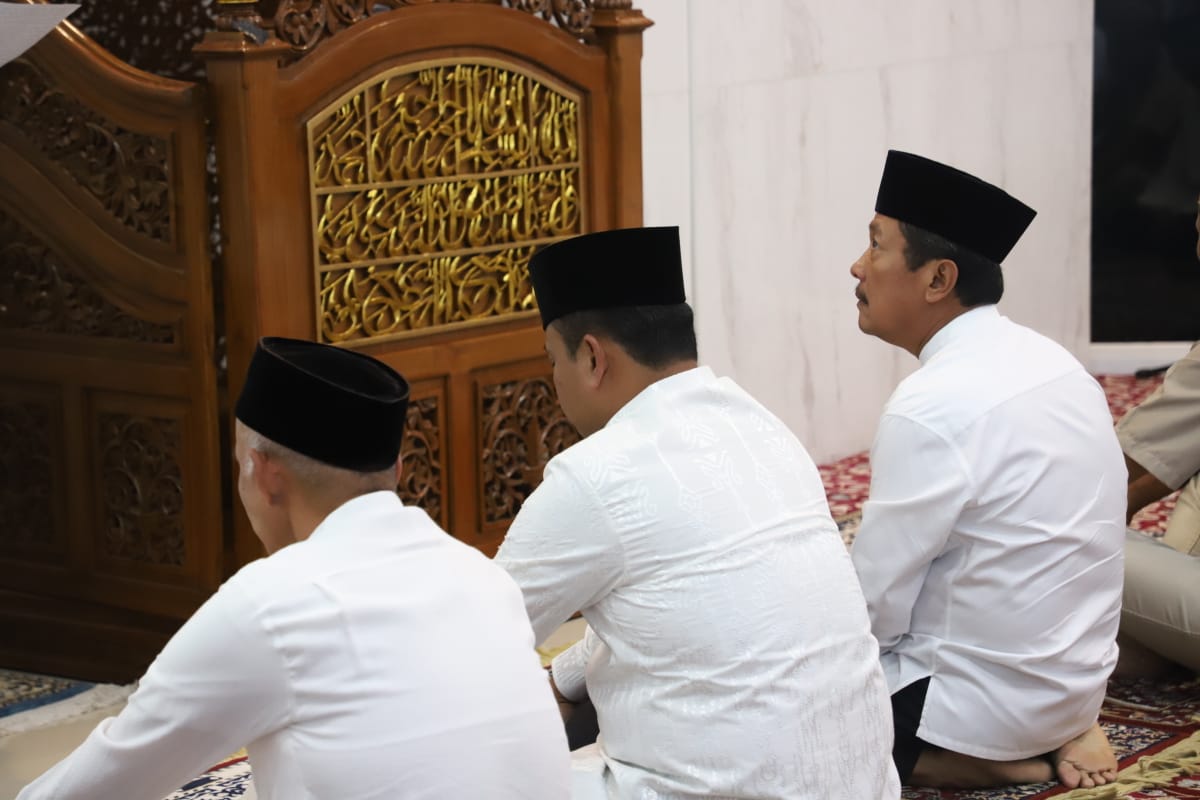 Menteri Trenggono Sholat Ied Bersama Pegawai dan Kurban Sapi Simental 1,2 Ton