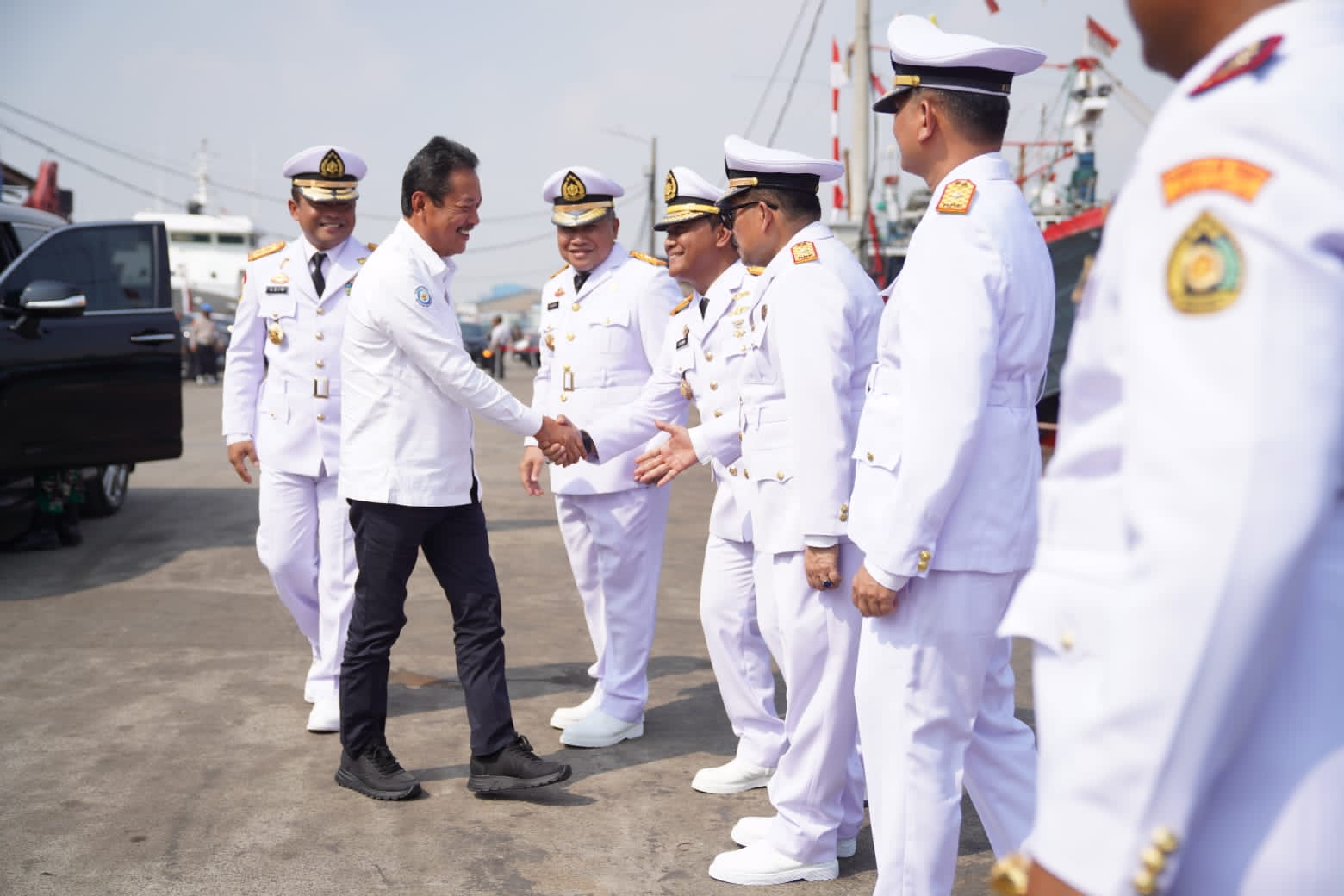 Menteri Trenggono menyambut kedatangan Kapal Pengawas ORCA 05 beserta seluruh awak di Dermaga Muara Baru, Jakarta