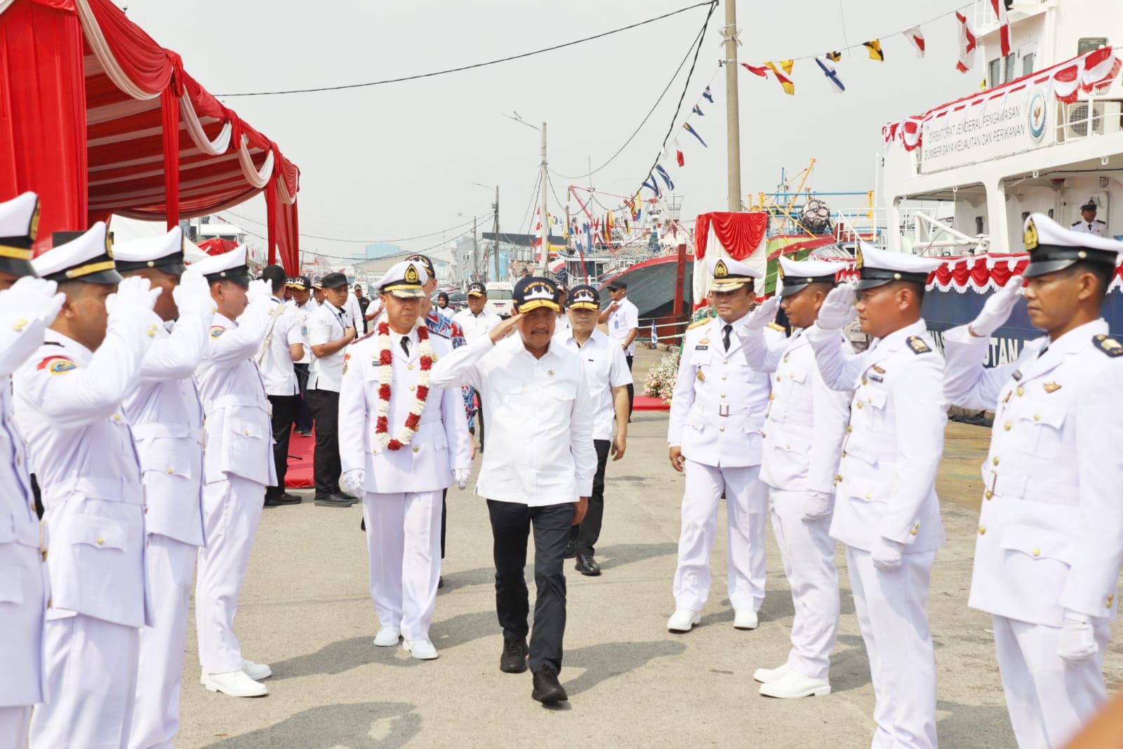 Menteri Trenggono menyambut kedatangan Kapal Pengawas ORCA 05 beserta seluruh awak di Dermaga Muara Baru, Jakarta