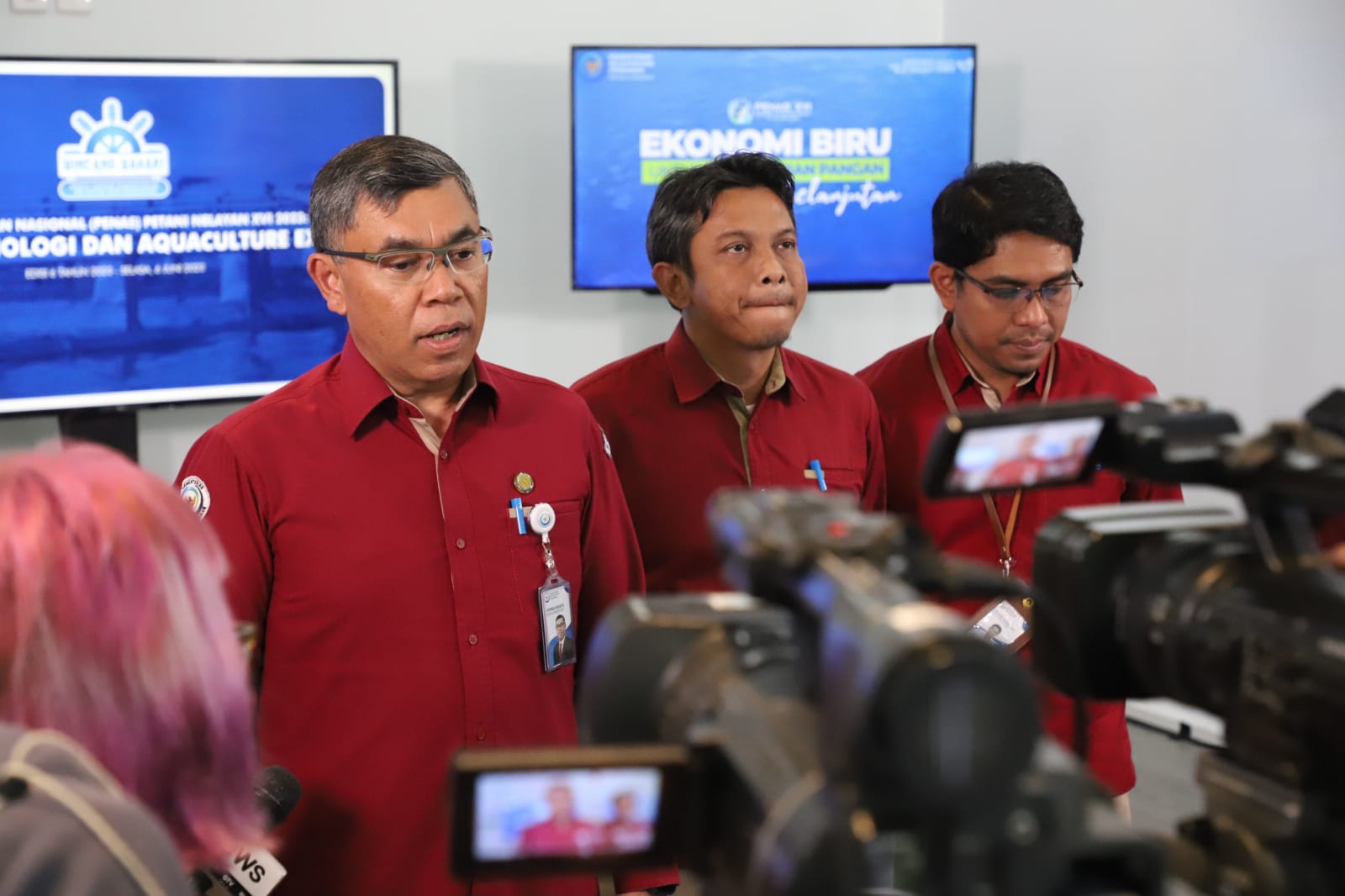 Kepala Badan Riset dan Sumber Daya Manusia Kelautan dan Perikanan I Nyoman Radiarta bersama Kepala Kesertariatan Panitia Penyelenggara PENAS Petani Nelayan XVI Hermanto dan P2MKP Riak Manapi Lailina Zarmi Putri menjadi pembicara pada Bincang Bahari dengan tema Gelar Teknologi dan Aquaculture Expo di Media Center KKP, Jakarta (6/6).