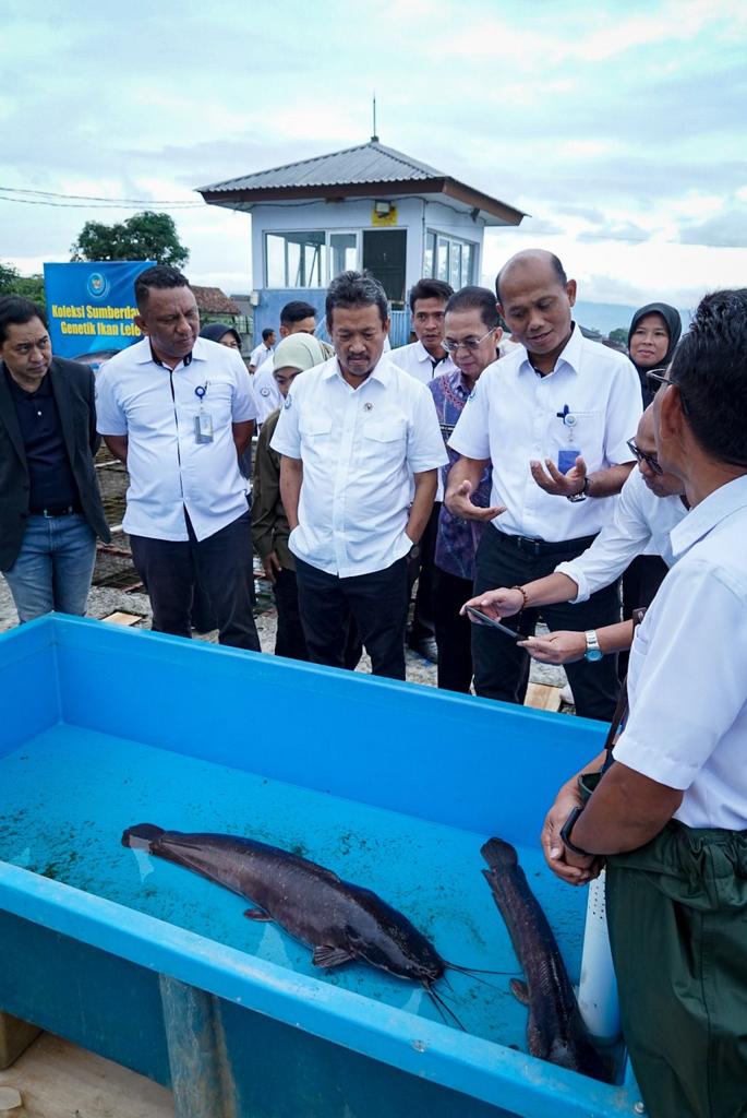 Menteri Trenggono mengunjungi Balai Besar Perikanan Budidaya Air Tawar (BBPBAT) Sukabumi yang merupakan unit pelaksana teknis Ditjen Perikanan Budidaya KKP