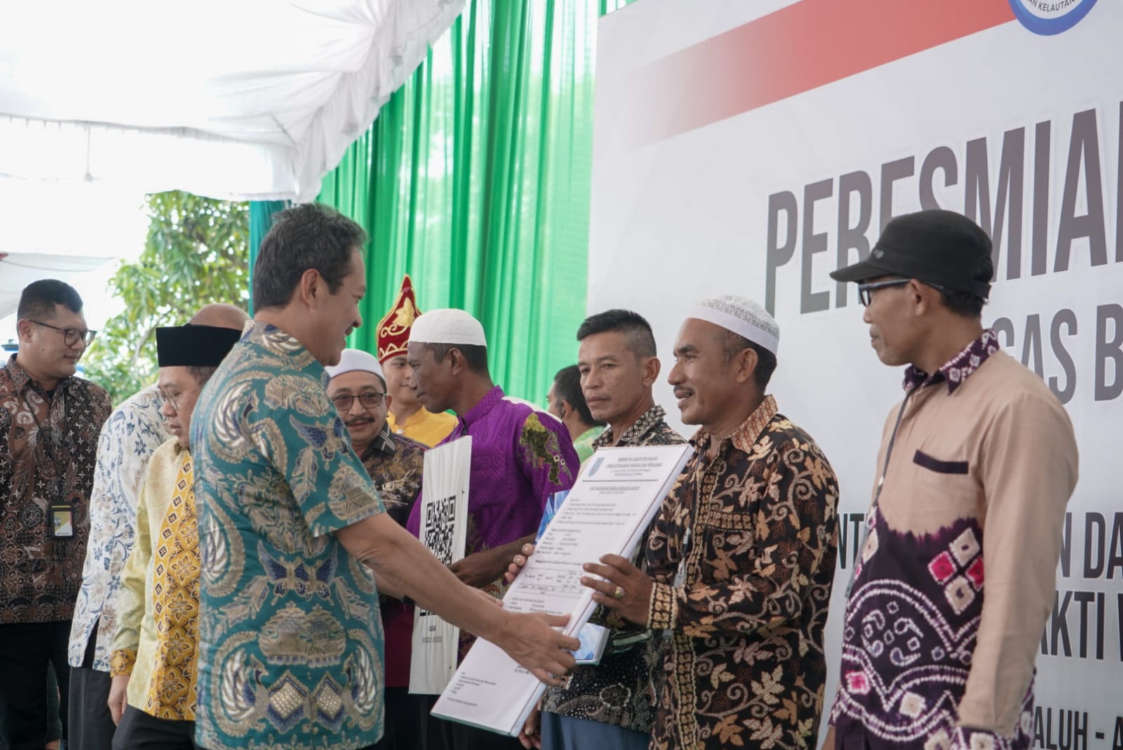 Menteri Kelautan dan Perikanan Sakti Wahyu Trenggono meresmikan Stasiun Pengisian Bahan Bakar Nelayan (SPBN) di Kecamatan Aluh-Aluh, Kabupaten Banjar, Kalimantan Selatan