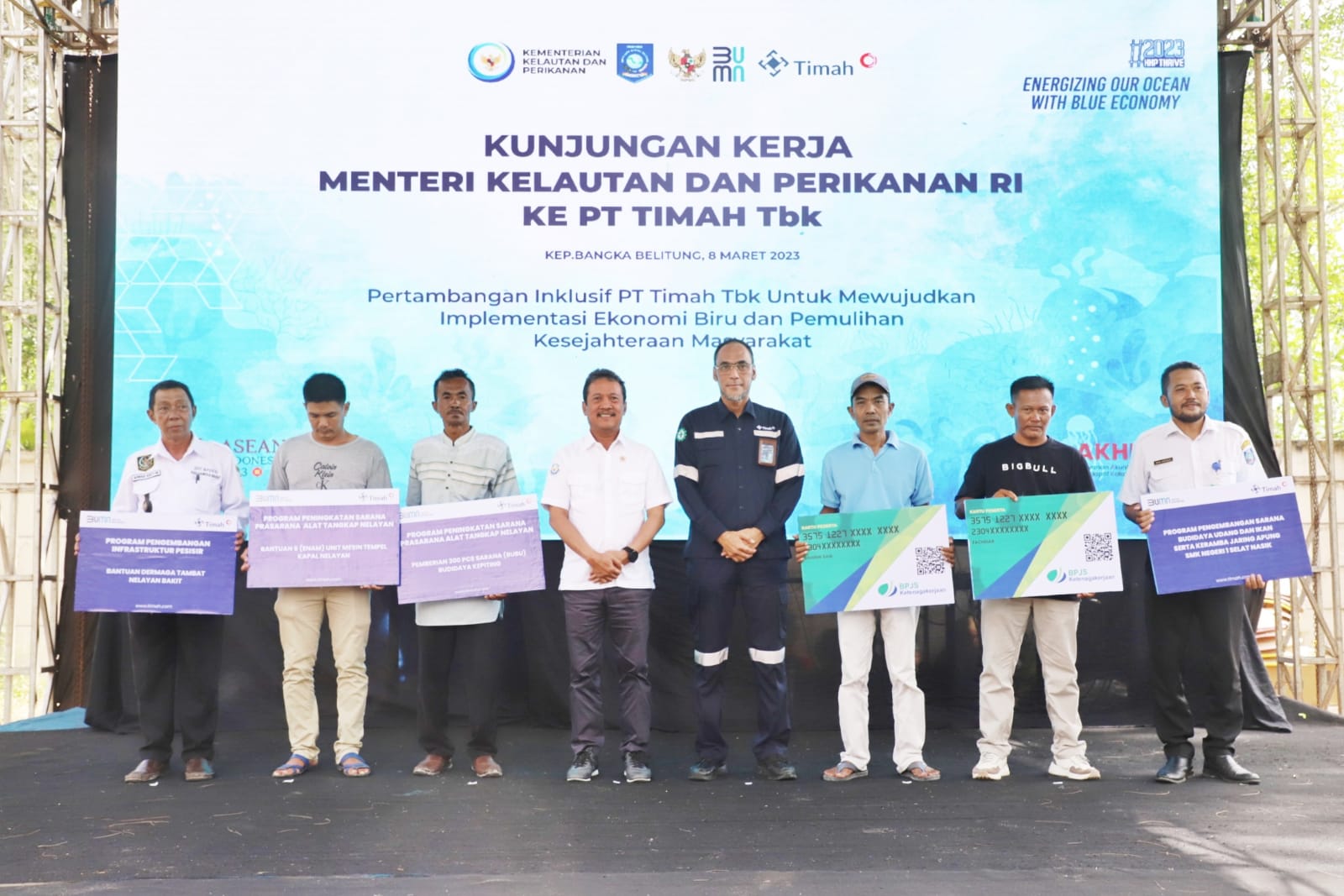 Menteri Trenggono bersama Pj Gubernur Kep. Babel Bapak Ridwan Djamaluddin, Walikota Pangkal Pinang Bapak Maulan Aklil, Bupati Bangka Bapak Mulkan, dan Dirut PT Timah Bapak Achmad Ardinato , menanam mangrove dan melepas kepiting bakau di kawasan Pantai Rebo