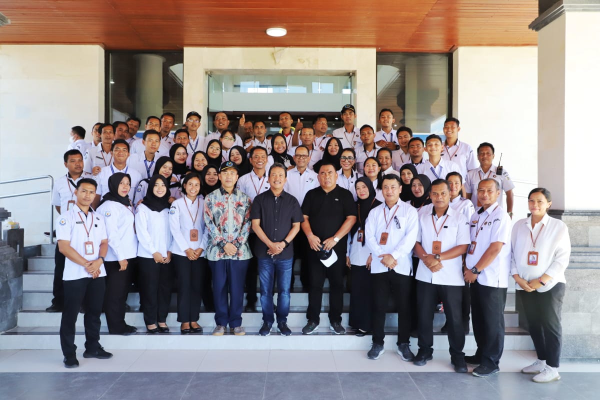 Menteri Sakti Wahyu Trenggono bersama Bupati Jembrana Bapak I Nengah Tamba dan jajaran mengunjungi Pelabuhan Perikanan Nusantara (PPN) Pengambengan di Jembrana, Bali