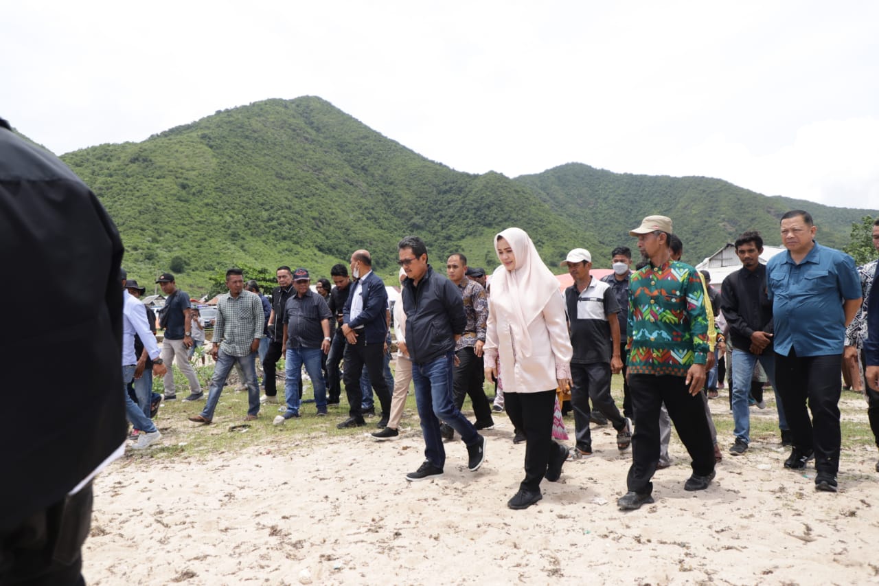 Menteri Sakti wahyu Trenggono bersama dengan jajaran tiba di Bandara Sultan M. Salahuddin Bima, Nusa Tenggara Barat disambut oleh Bupati Bima Hj.Indah Dhamayanti Putri, Walikota Bima Muhammad Lutfi, beserta jajaran Forkopimda setempat.