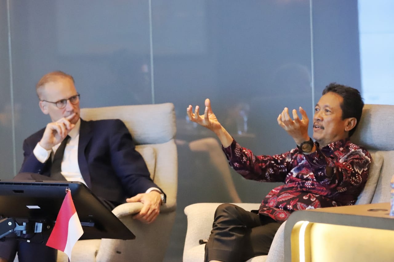 Menteri Sakti Wahyu Trenggono menerima kunjungan Duta Besar Denmark untuk Indonesia H.E. Lars Bo Larsen bersama Ambassador of Technology, H.E. Anne Marie beserta rombongan di ruang Command Center KKP
