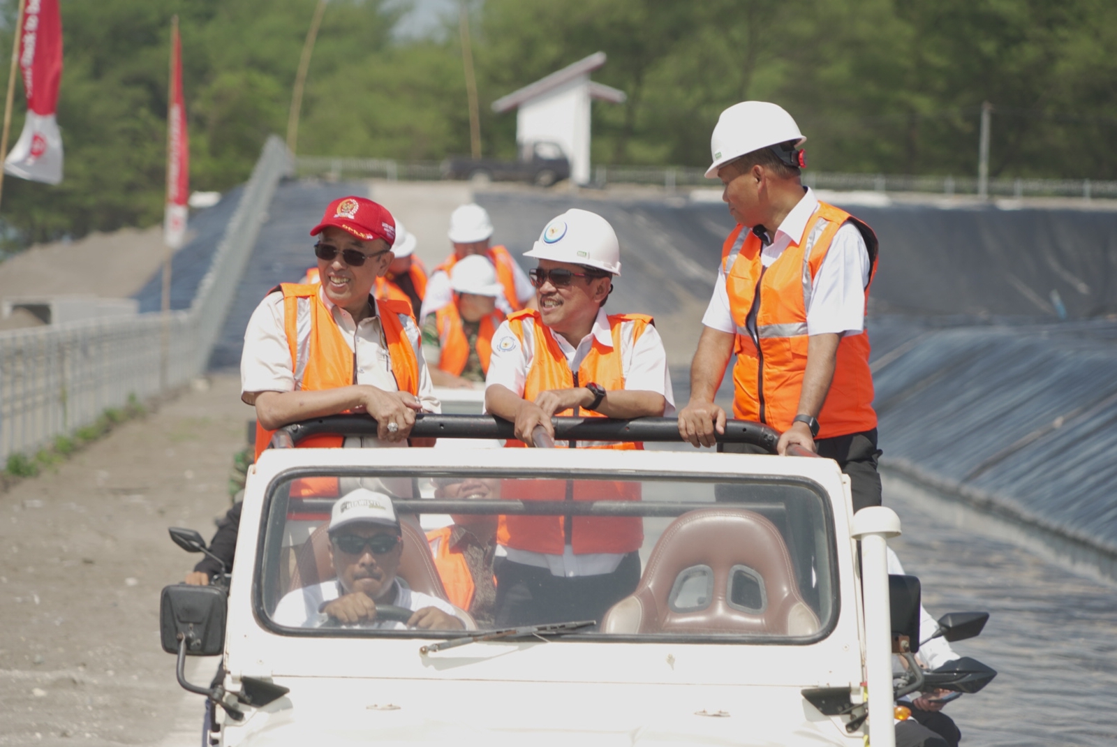 Menteri Kelautan dan Perikanan Sakti Wahyu Trenggono mengemudi jip bersama Dirjen Perikanan Budidaya TB Haeru Rahayu, Bupati Kebumen Arif Sugiyanto dan Anggota Komisi IV DPR Darori Wonodipuro saat meninjau progres pembangunan tambak budidaya udang berbasis kawasan di Kebumen, Jawa Tengah
