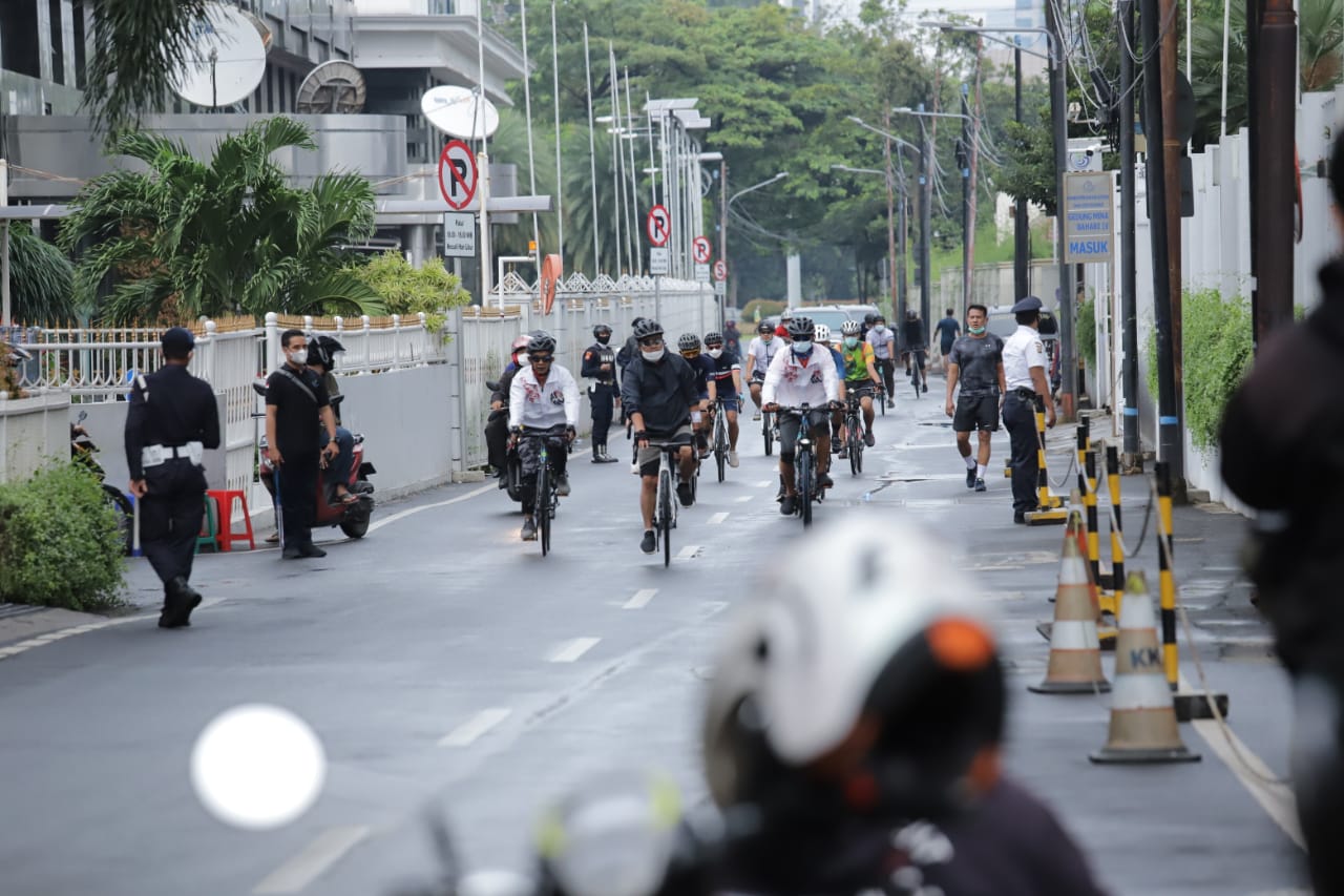 Menteri Kelautan dan Perikanan Sakti Wahyu Trenggono didampingi Sekjen KKP Antam Novambar dan jajaran pejabat Eselon I KKP bersepeda melewati rute KKP-Thamrin-Bundaran HI-Sudirman-Bundaran patung Senayan PP, Jakarta (29/1).
