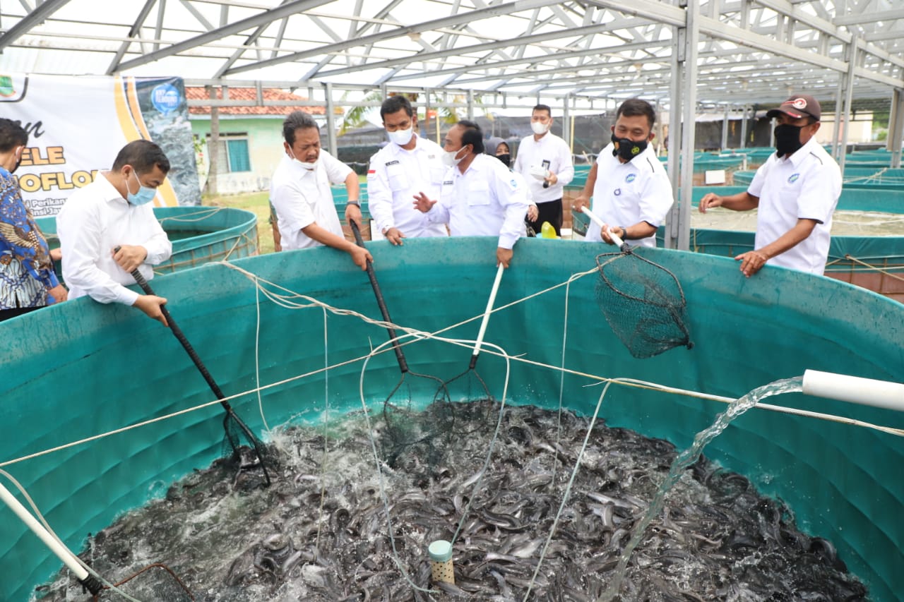Menteri Trenggono Tinjau Balai Layanan Usaha Produksi Perikanan Budidaya (BLUPPB) di Karawang, Jawa Barat (7/1)