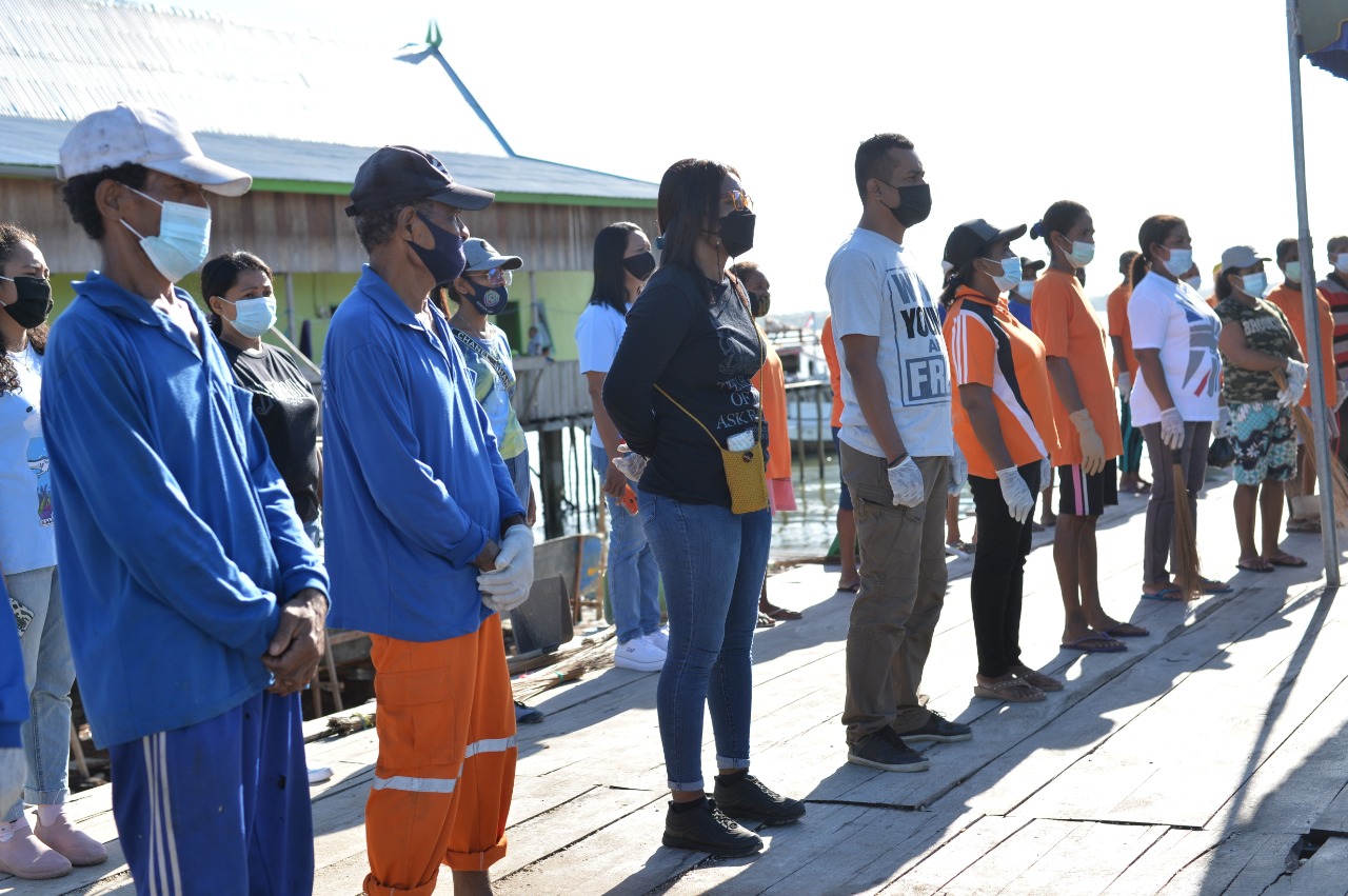 Bersih Pantai dalam rangka hari segitiga terumbu karang, Dobo, Maluku (17/7)