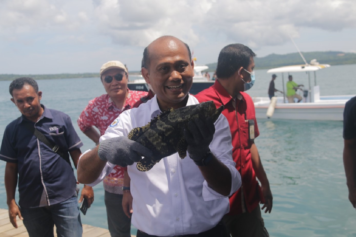 DIRJEN PB MELAKUKAN PANEN DI KAMPUNG BUDIDAYA KERAPU DI SEMAU NTT