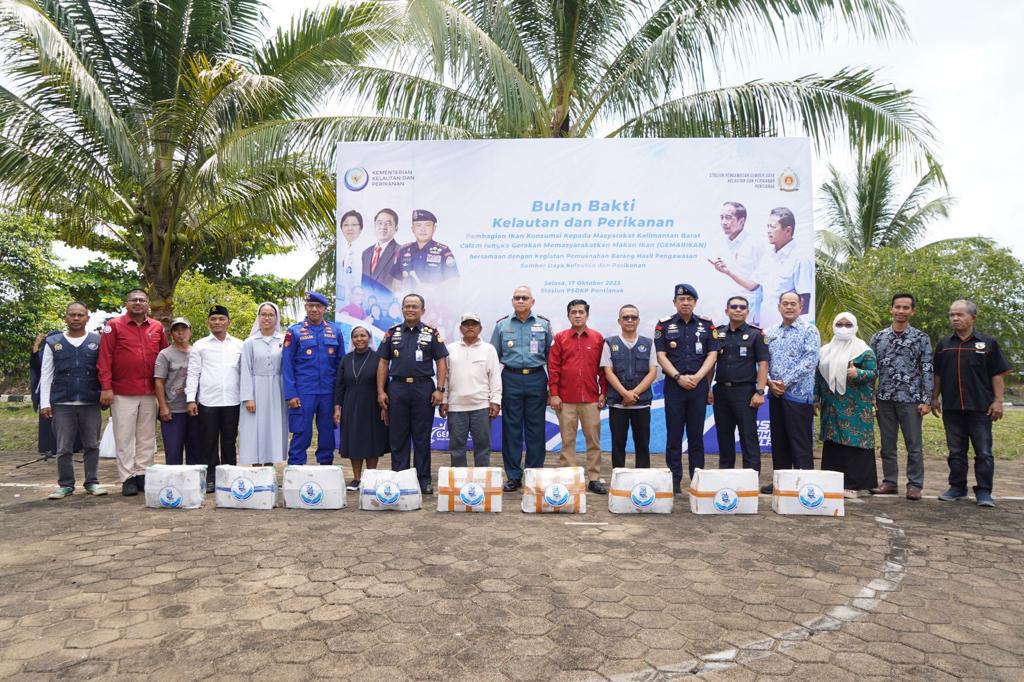 Pembagian ikan konsumsi kepada masyarakat dalam rangka ”Bulan Bhakti Kelautan dan Perikanan” dan pemusnahan barang hasil pengawasan sumber daya perikanan