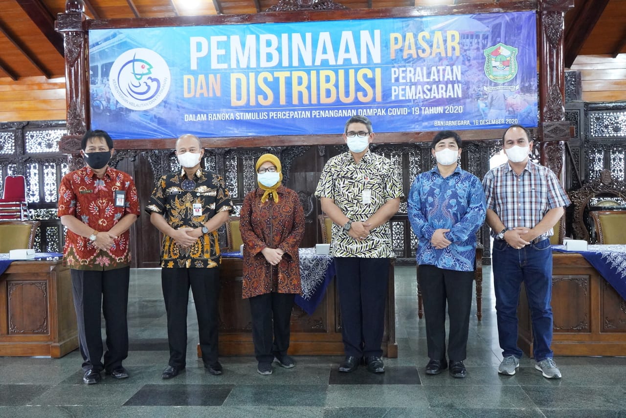 Penyerahan Bantuan Stimulus Pemasar Ikan di Kabupaten Banjarnegara
