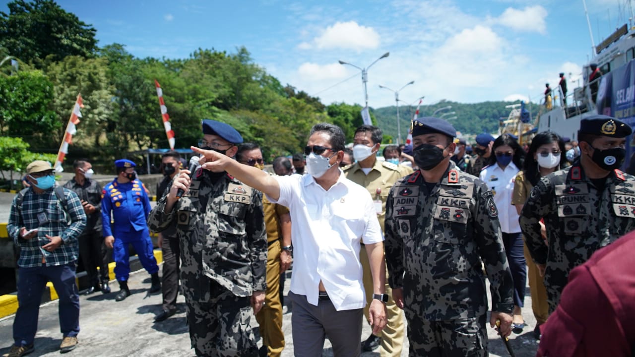Menteri Trenggono Kunjungi Pangkalan PSDKP Bitung