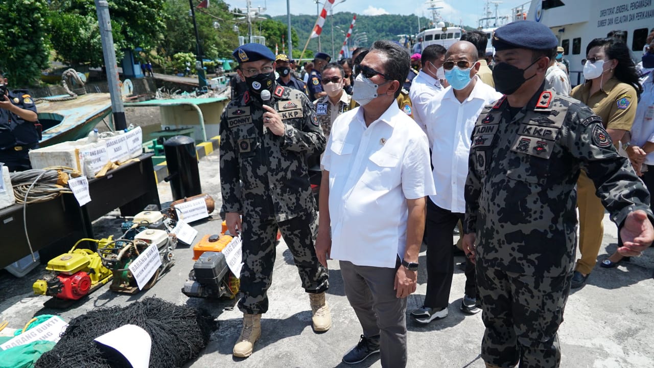 Menteri Trenggono Kunjungi Pangkalan PSDKP Bitung
