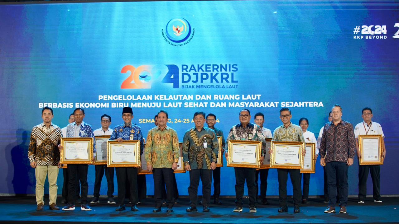 Penyerahan sertifikat dan penyematan pin ISO 9001:2015 Sistem Manajemen Mutu dan ISO 37001:2016 Sistem Manajemen Anti Penyuapan