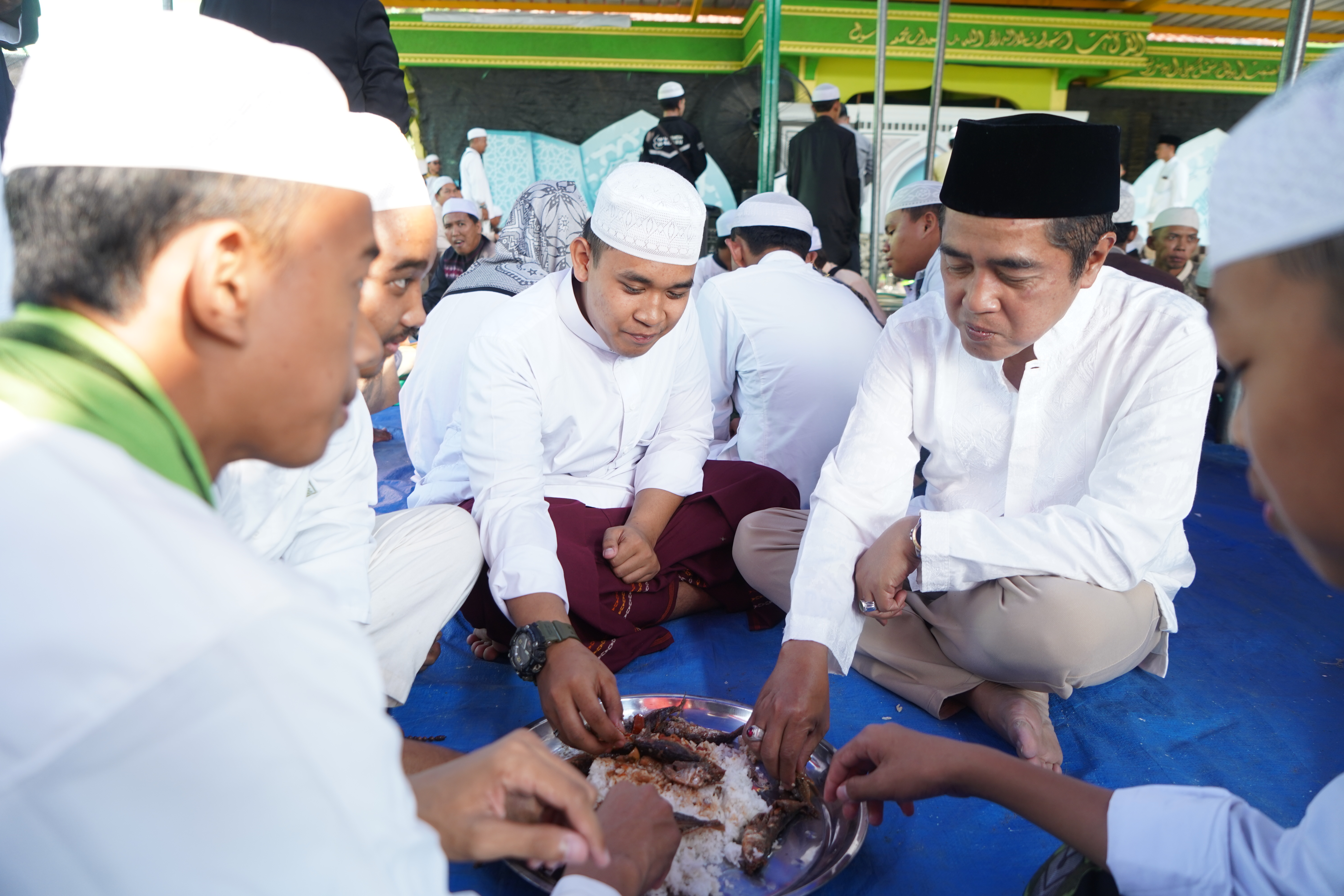 Penyerahan Bantuan Ikan kepada Santri Pondok Pesantren Al-Bahjah Buyut