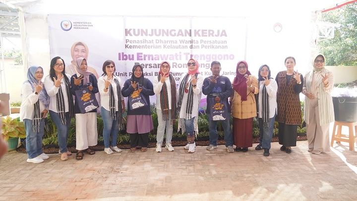 Kunjungan Penasihat Dharma Wanita Persatuan KKP bersama rombongan ke lokasi Modeling Budi Daya Rumput Laut di Wakatobi