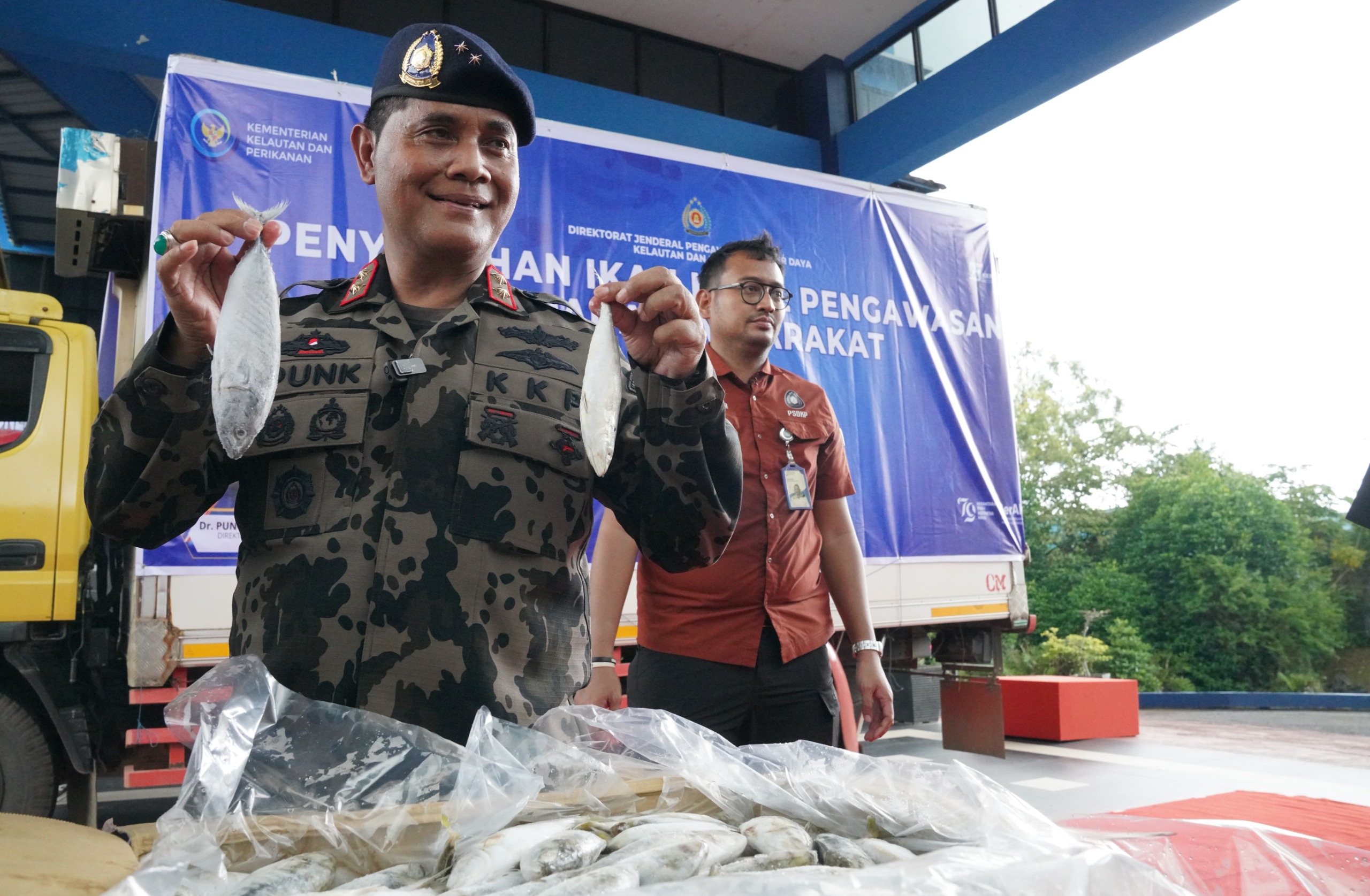KKP Bagikan 4 Ton Ikan ke Masyarakat di Batam