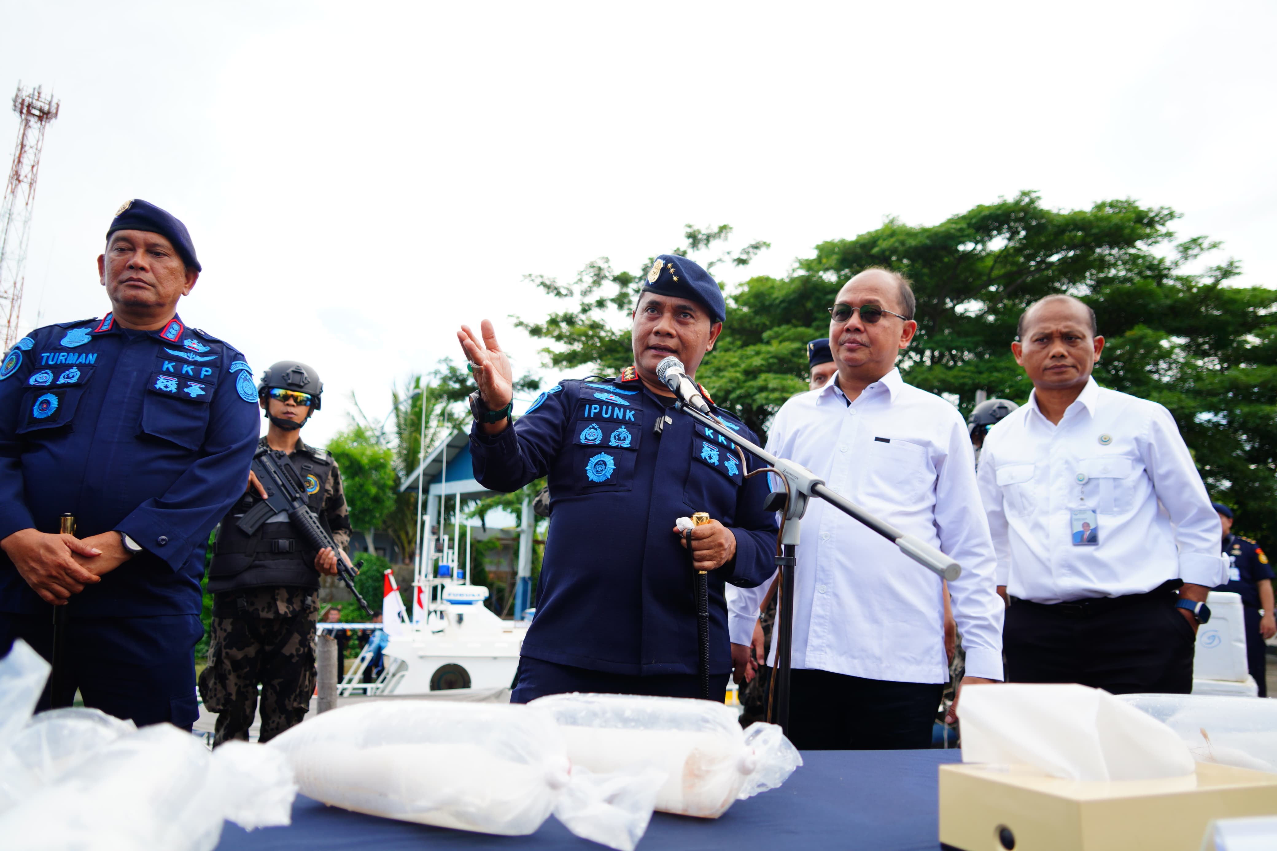 KKP Berhasil Gagalkan Penyelundupan Rp13.2 miliar BBL di Batam