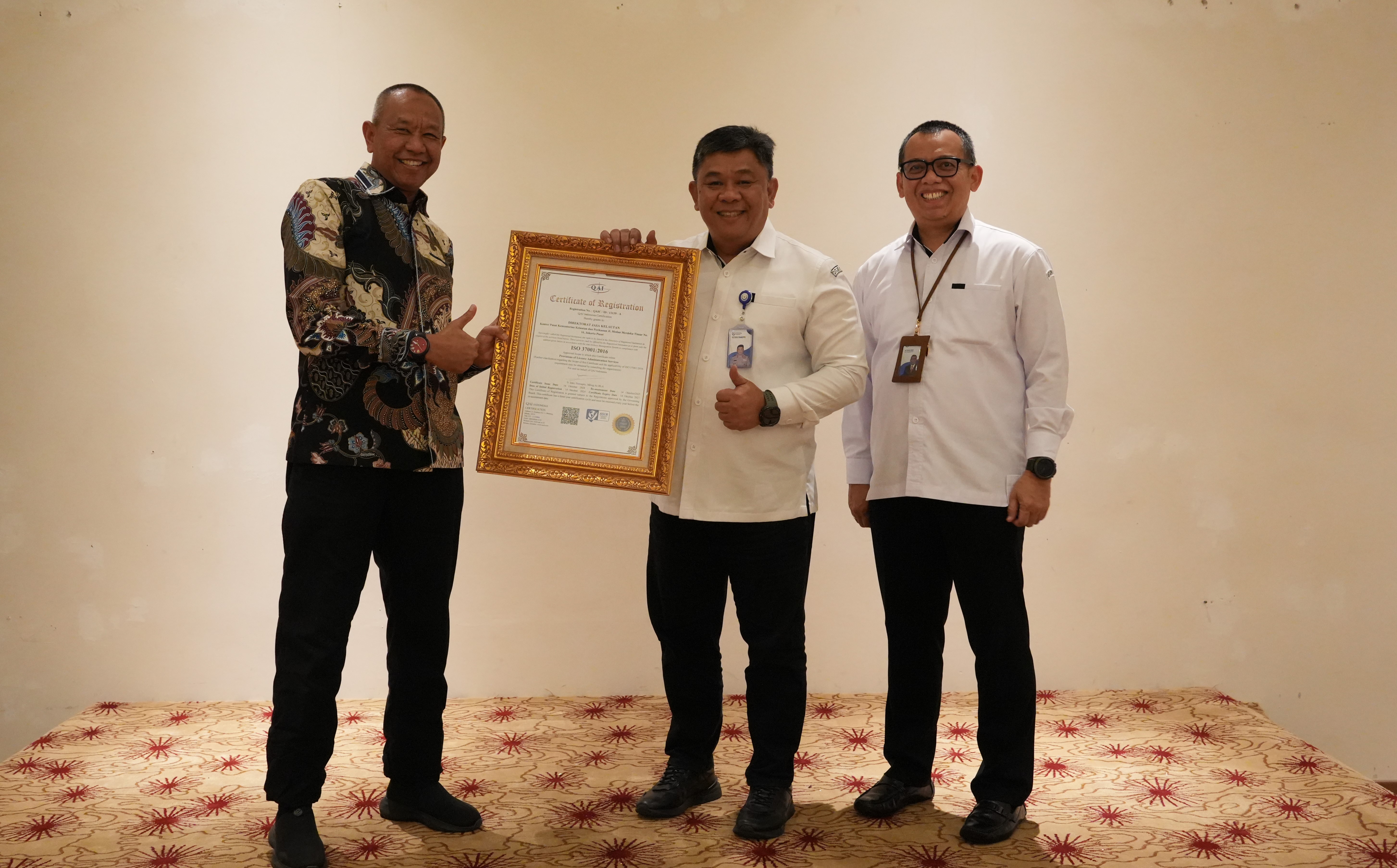 Penyerahan sertifikat ISO 37001:2016 dan ISO 9001:2015 pada Direktorat Jasa Kelautan