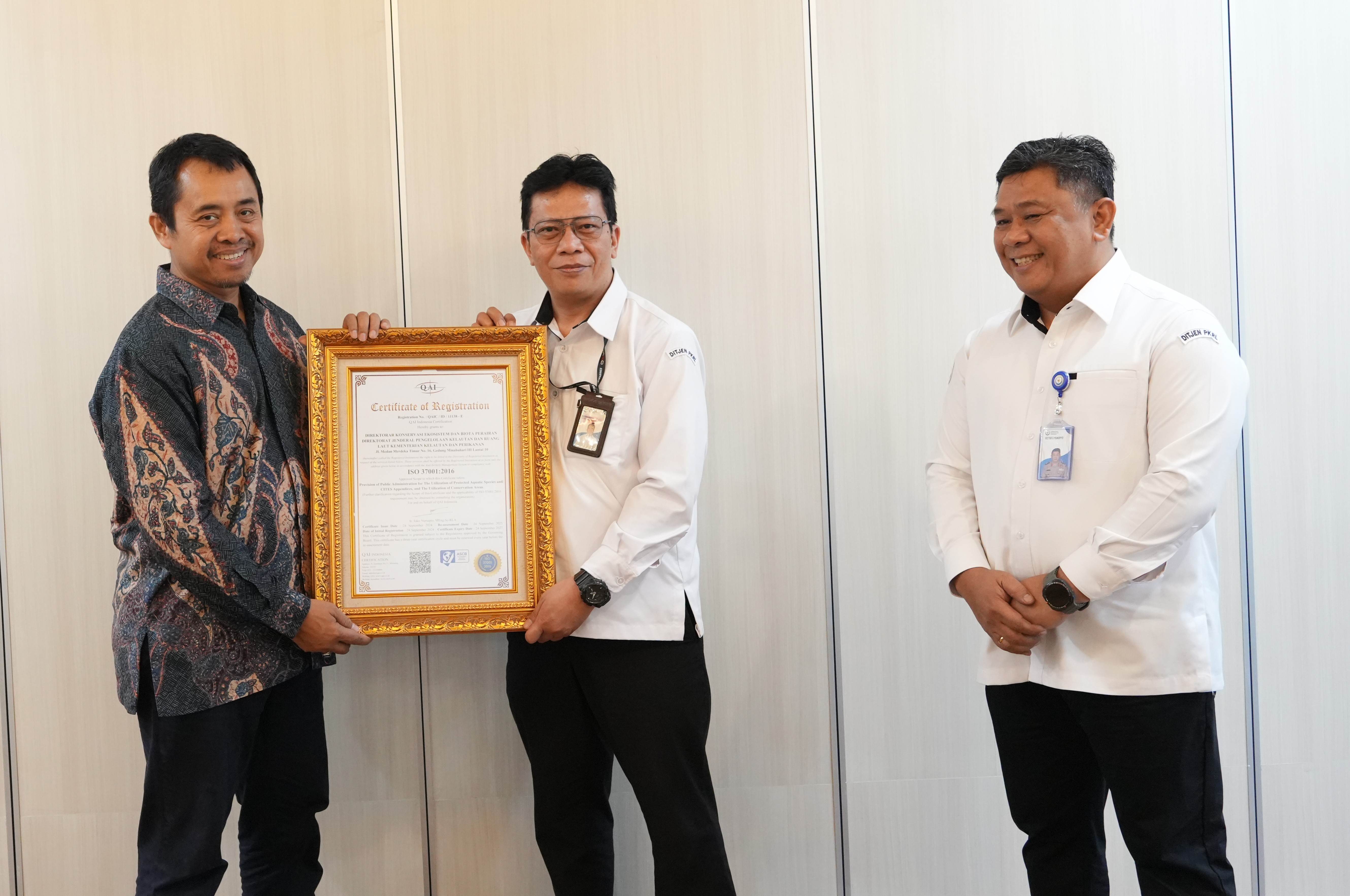 Penyerahan sertifikat ISO 37001:2016 dan ISO 9001:2015