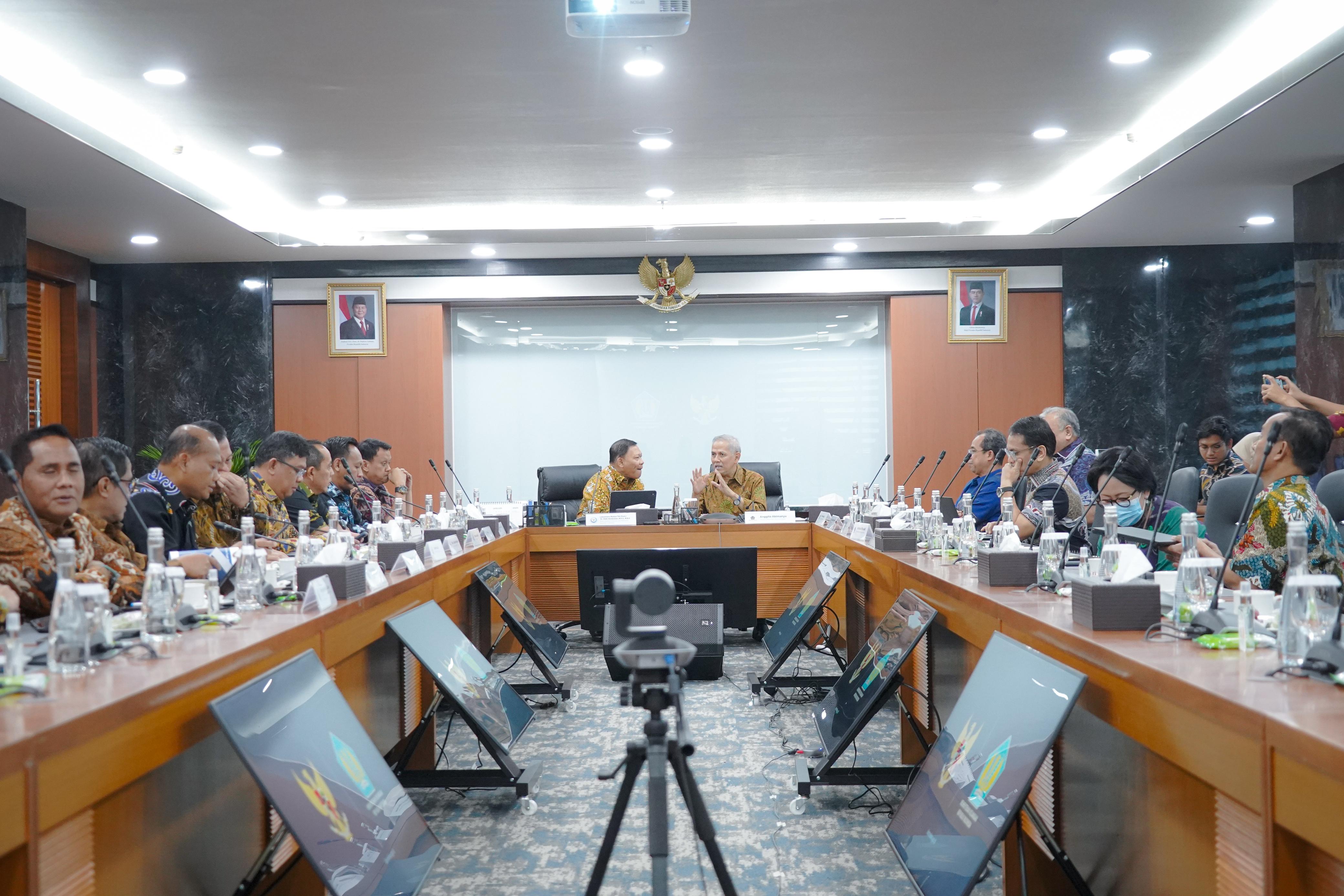 Mendampingi Wakil Menteri KP, Didit Herdiawan bertemu dengan Wakil Menteri Keuangan.