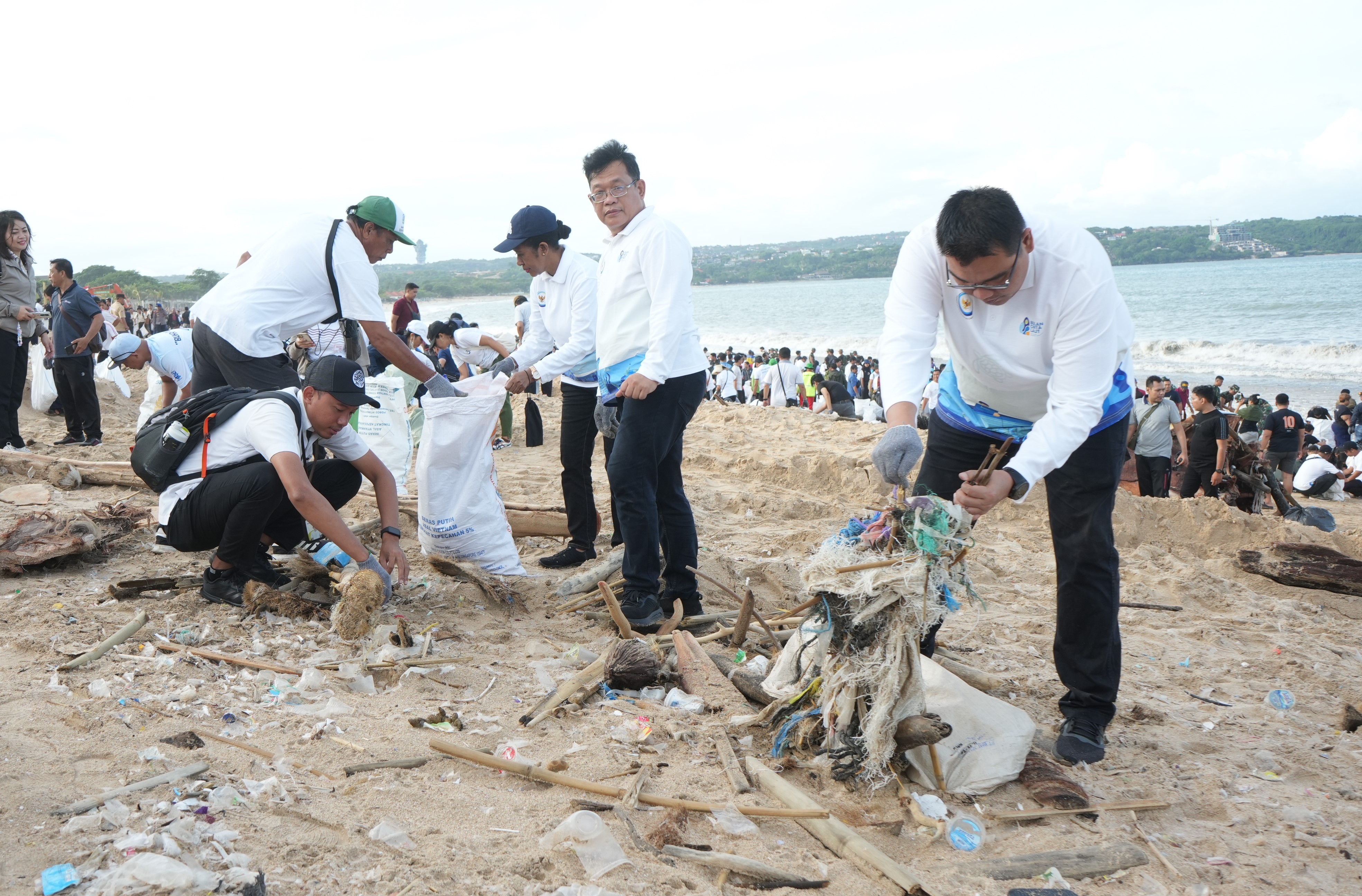 Aksi Bersih Sampah Laut di Pantai Kedonganan, Bali (19/01).