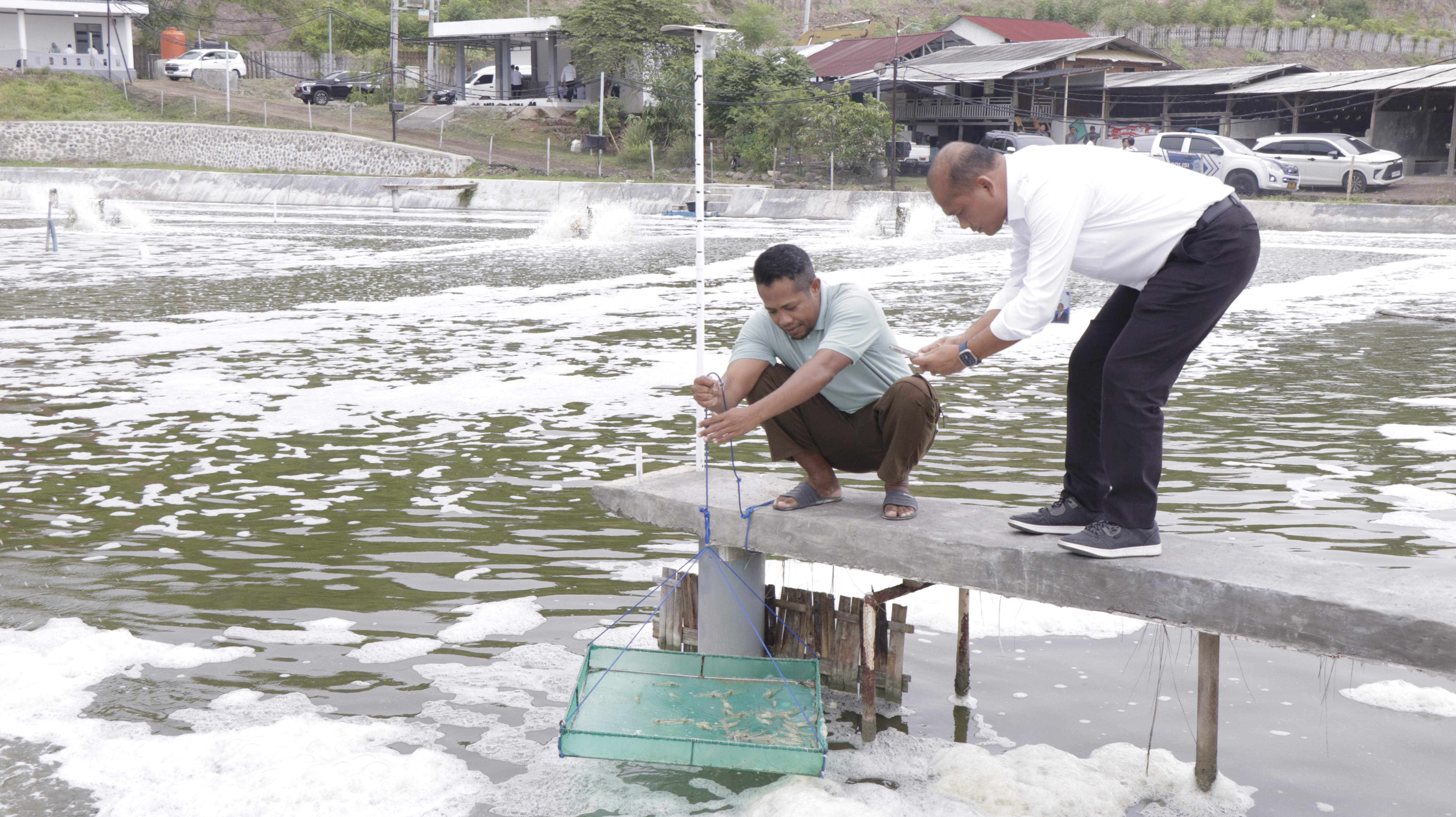 Kunjungan kerja Menteri Kelautan dan Perikanan bersama Wakil Menteri Perumahan dan Kawasan Permukiman di Pulau Sumbawa, Nusa Tenggara Barat.