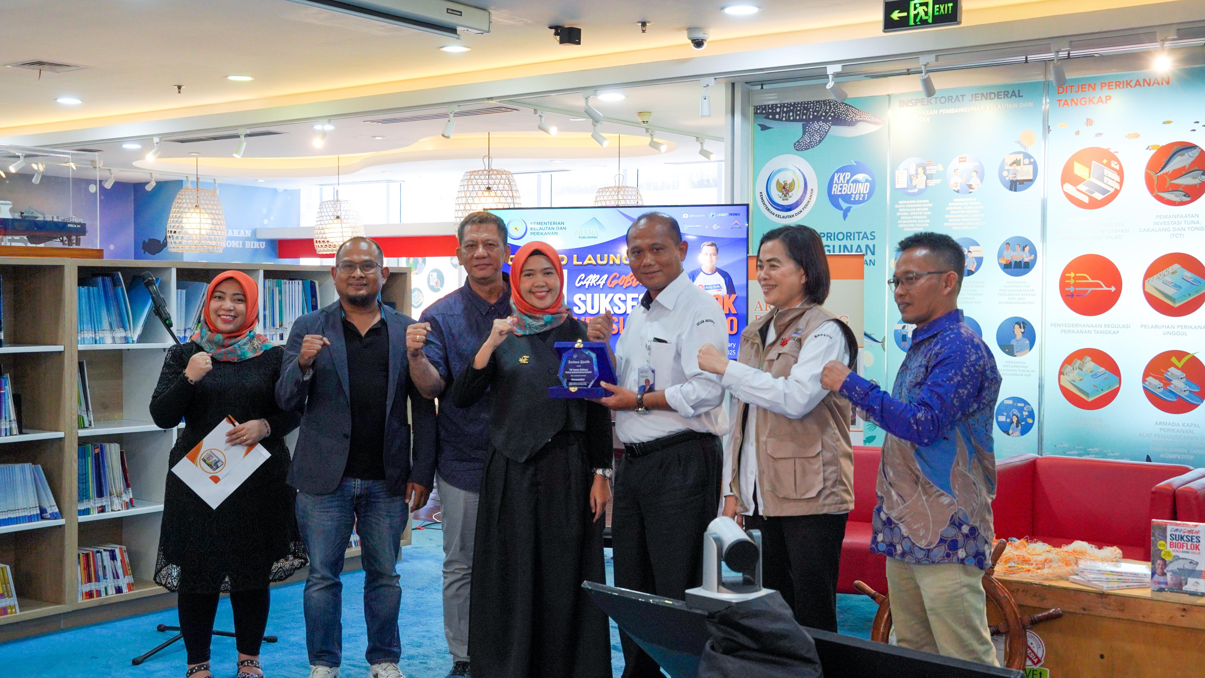 Menghadiri Acara Launching Buku Budi Daya Ikan Sistem Bioflok