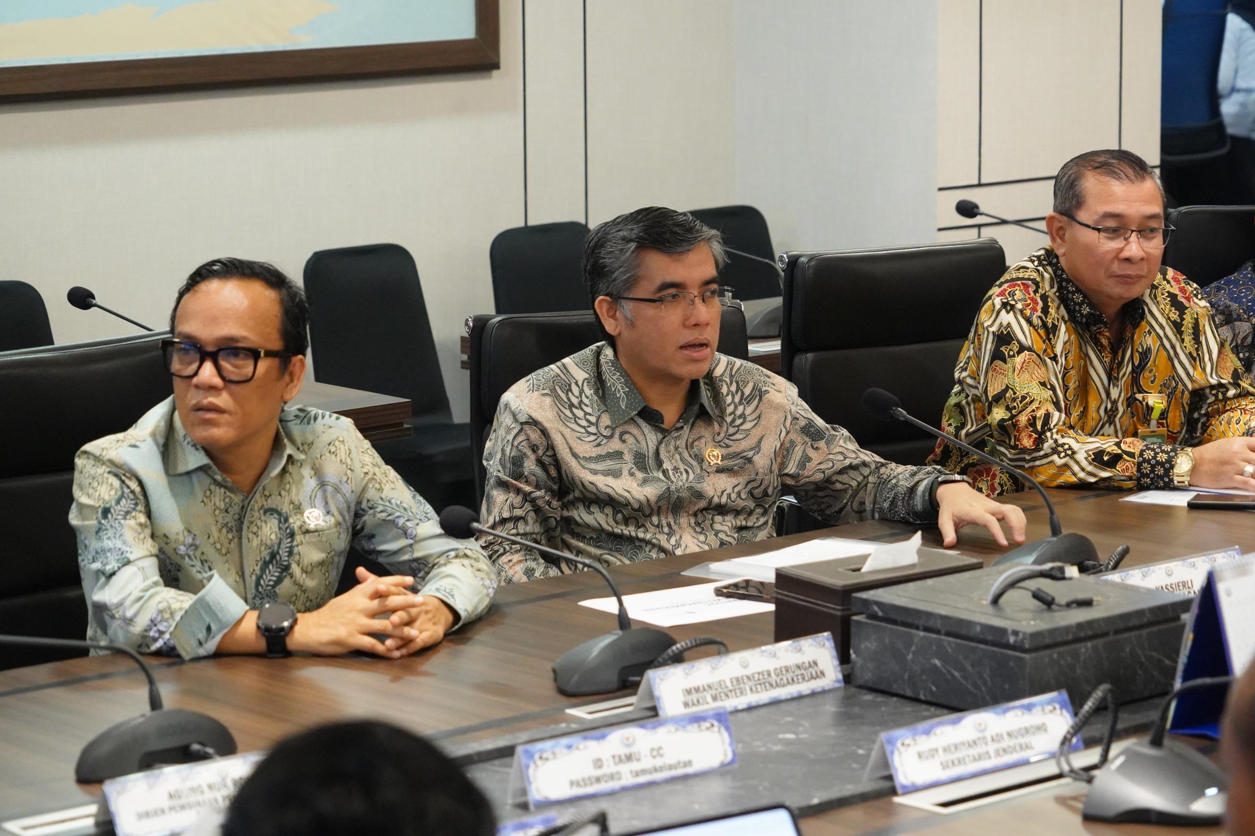 Sekretaris Jenderal KKP Mendampingi Menteri KP dan Wakil Menteri KP dalam pertemuan dengan Kementerian Ketenagakerjaan.